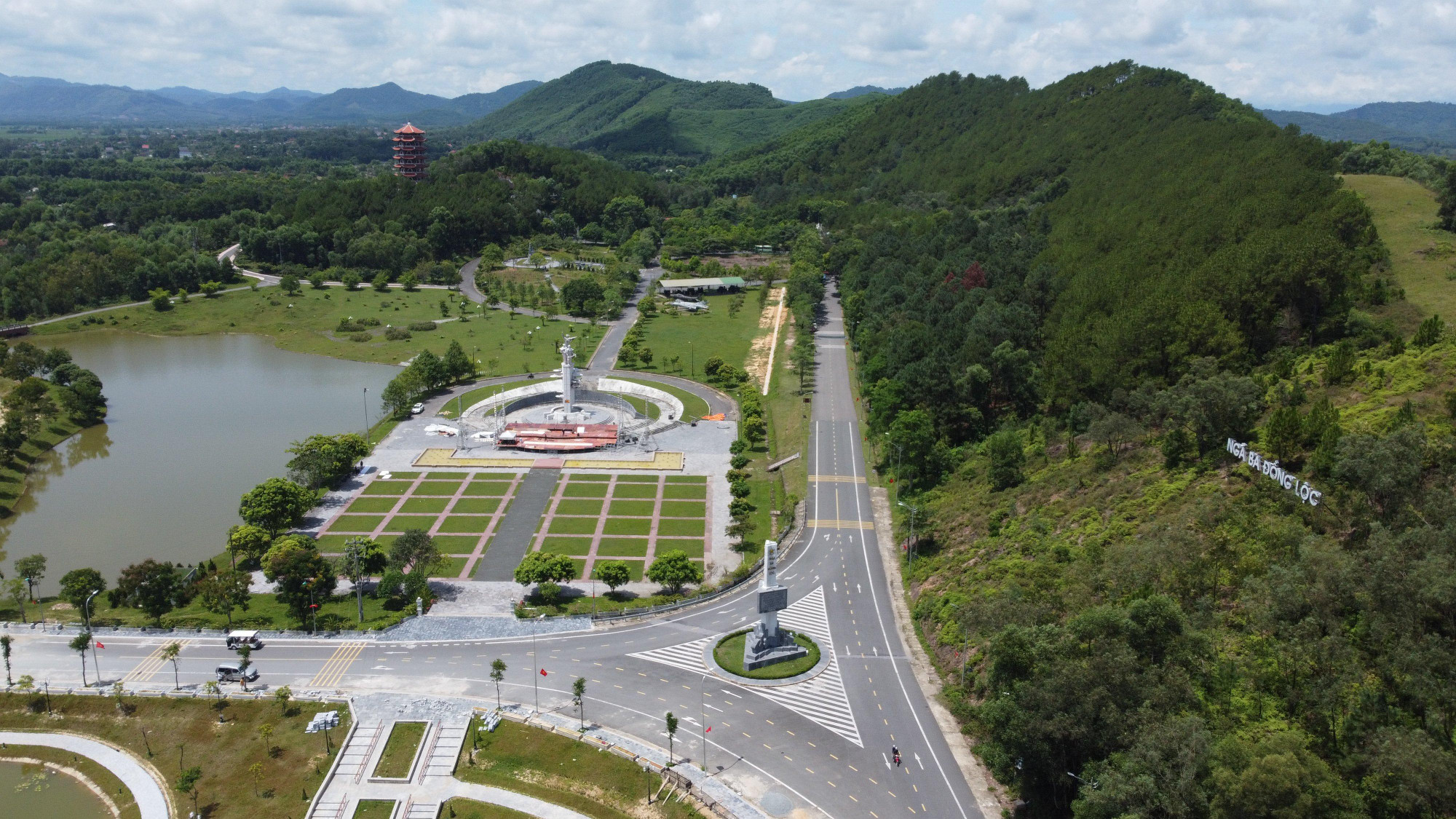 Là “yết hầu giao thông” quan trọng trên tuyến đường Trường Sơn huyết mạch, trong những năm chiến tranh, Ngã ba Đồng Lộc (tại thị trấn Đồng Lộc, huyện Can Lộc, tỉnh Hà Tĩnh) trở thành điểm huyết mạch giao thông để chi viện sức người, sức của cho miền Nam.