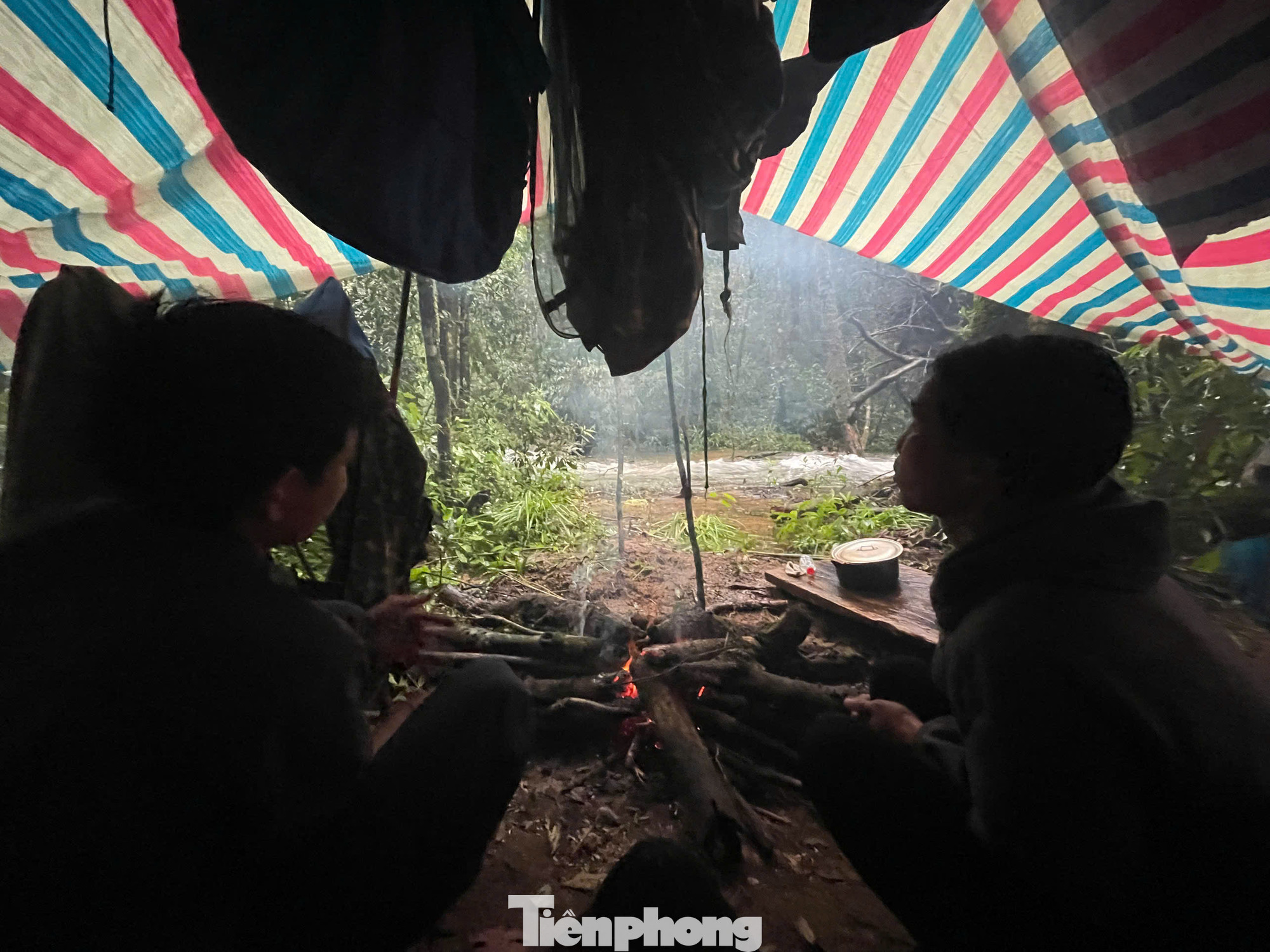 Mỗi đợt vào rừng, nhân viên Vườn quốc gia Vũ Quang phải nấu ăn, ngủ tại rừng.