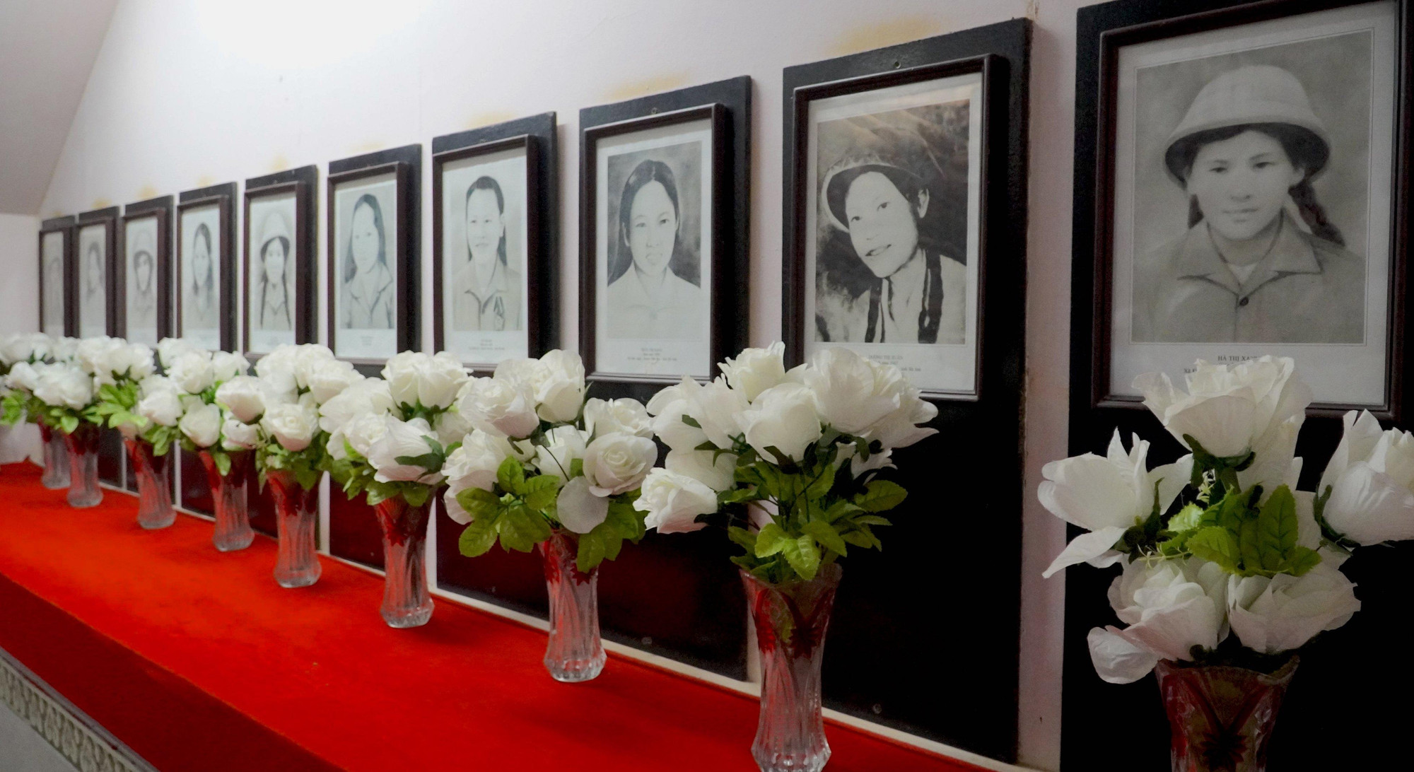 Trong số đó có 10 cô gái tuổi đời còn rất trẻ thuộc Tiểu đội 4, Đại đội 552, Tổng đội Thanh niên xung phong 55 - Hà Tĩnh hy sinh khi đang phá lấp hố bom, mở đường giữ huyết mạch tiền tuyến.