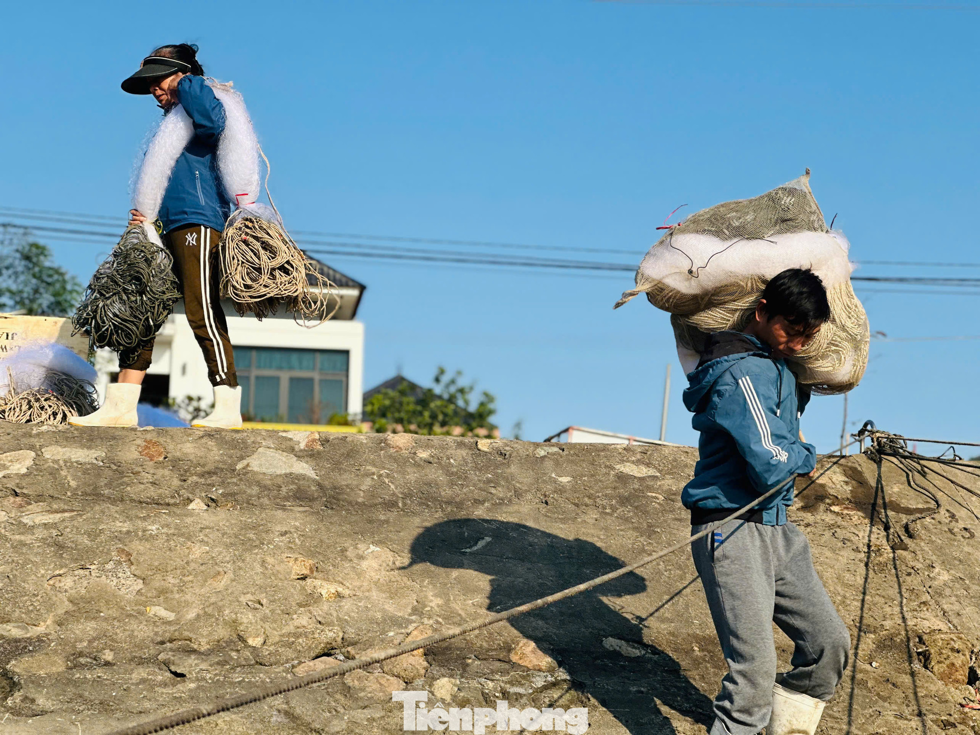 Bà Nguyễn Thị Khuyên có nhiều năm gắn bó nghề biển.