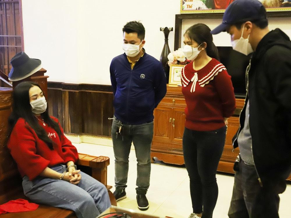 Đối tượng Từ Thị Nga (ngồi).