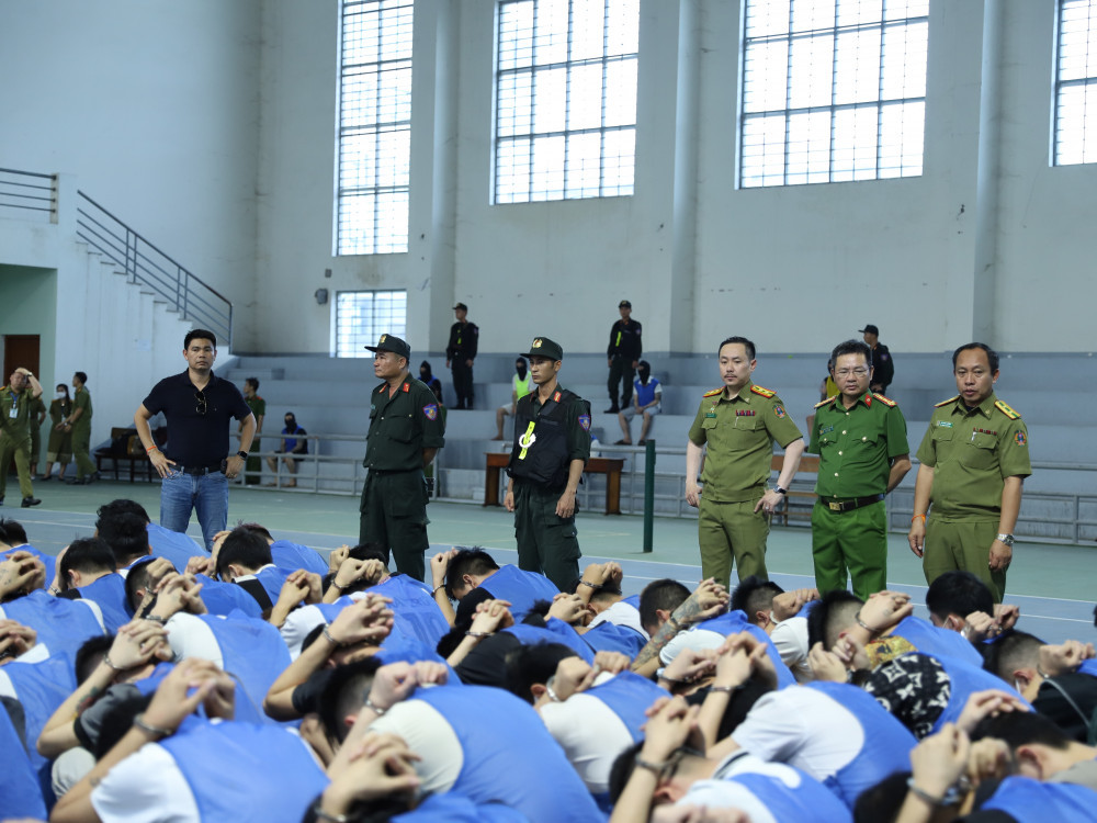 155 đối tượng được di lí về trụ sở tạm giữ (Ảnh: Công an cung cấp) 155 đối tượng được di lí về trụ sở tạm giữ (Ảnh: Công an cung cấp)