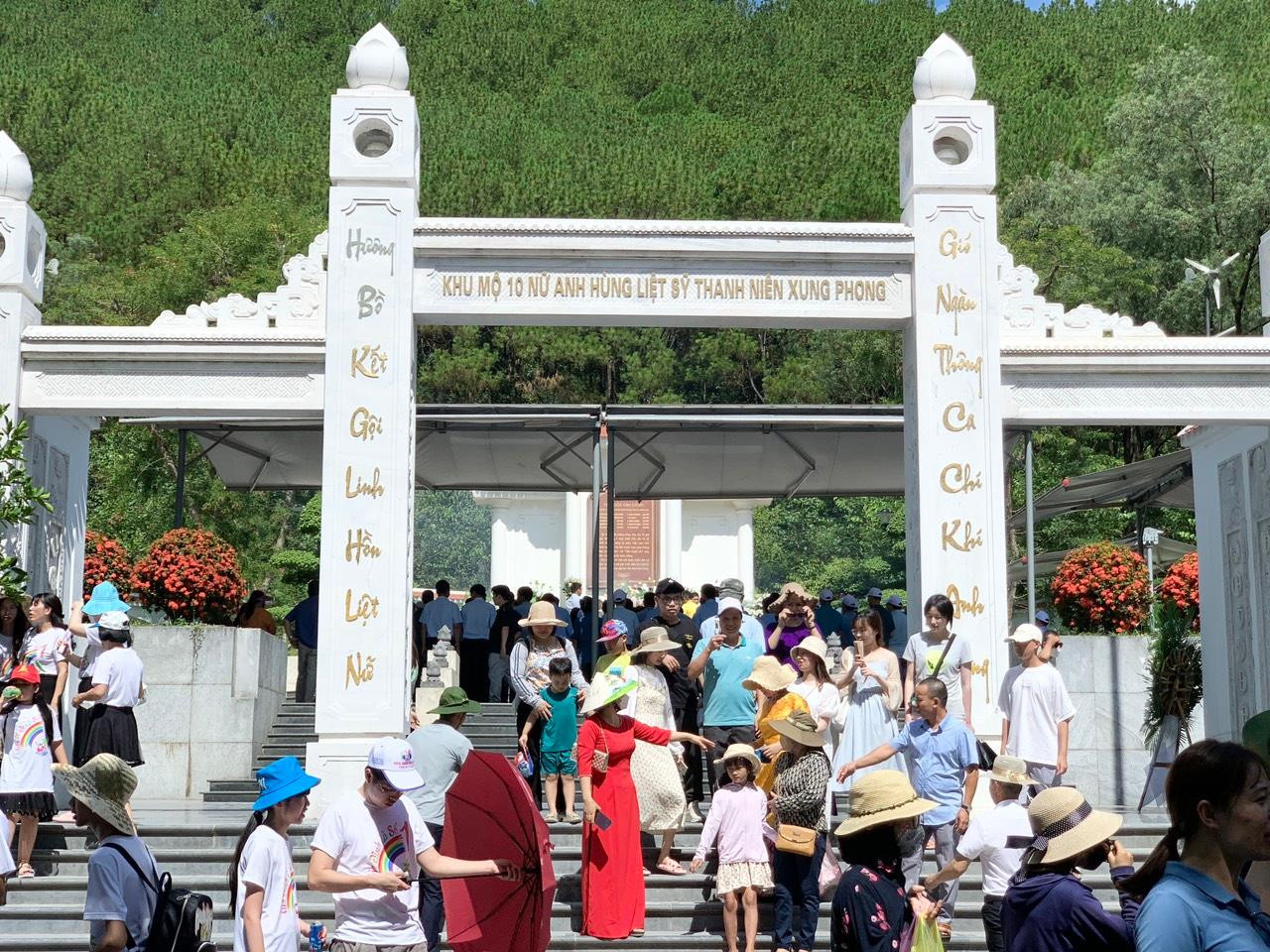 54 năm trôi qua, nơi 10 cô gái thanh niên xung phong ngã xuống đã trở thành địa chỉ “đỏ” của nhân dân cả nước về dâng hương tưởng niệm.