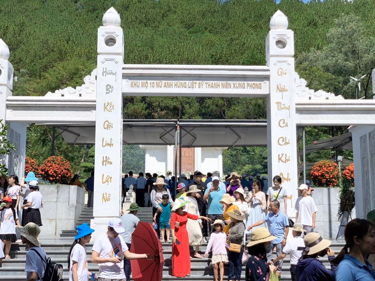 54 năm trôi qua, nơi 10 cô gái thanh niên xung phong ngã xuống đã trở thành địa chỉ “đỏ” của nhân dân cả nước về dâng hương tưởng niệm.
