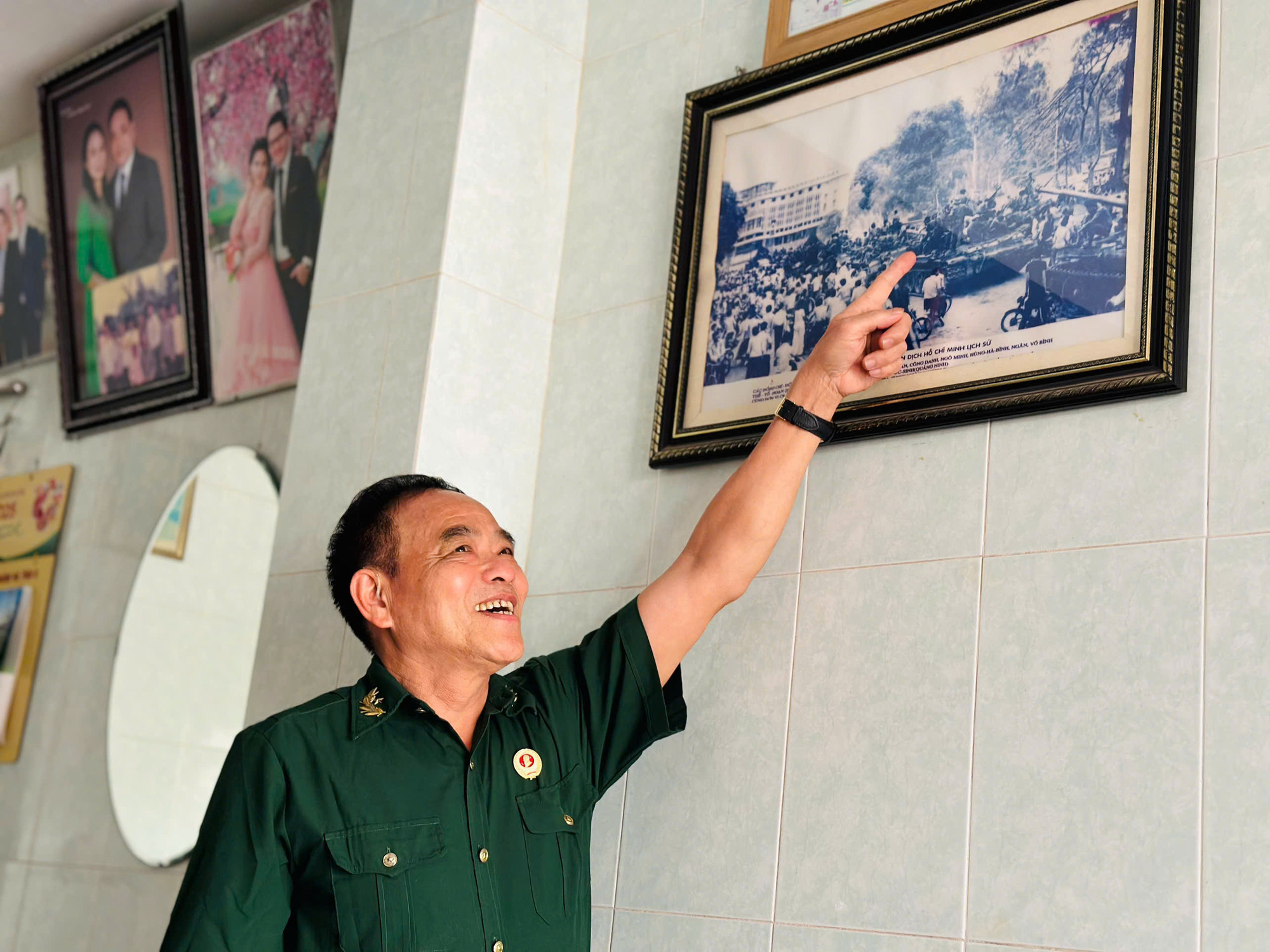 Ông Dân chỉ tay về bức ảnh có mình ngồi trên xe tăng và có mặt tại Dinh Độc Lập vào đầu giờ chiều 30/4/1975.