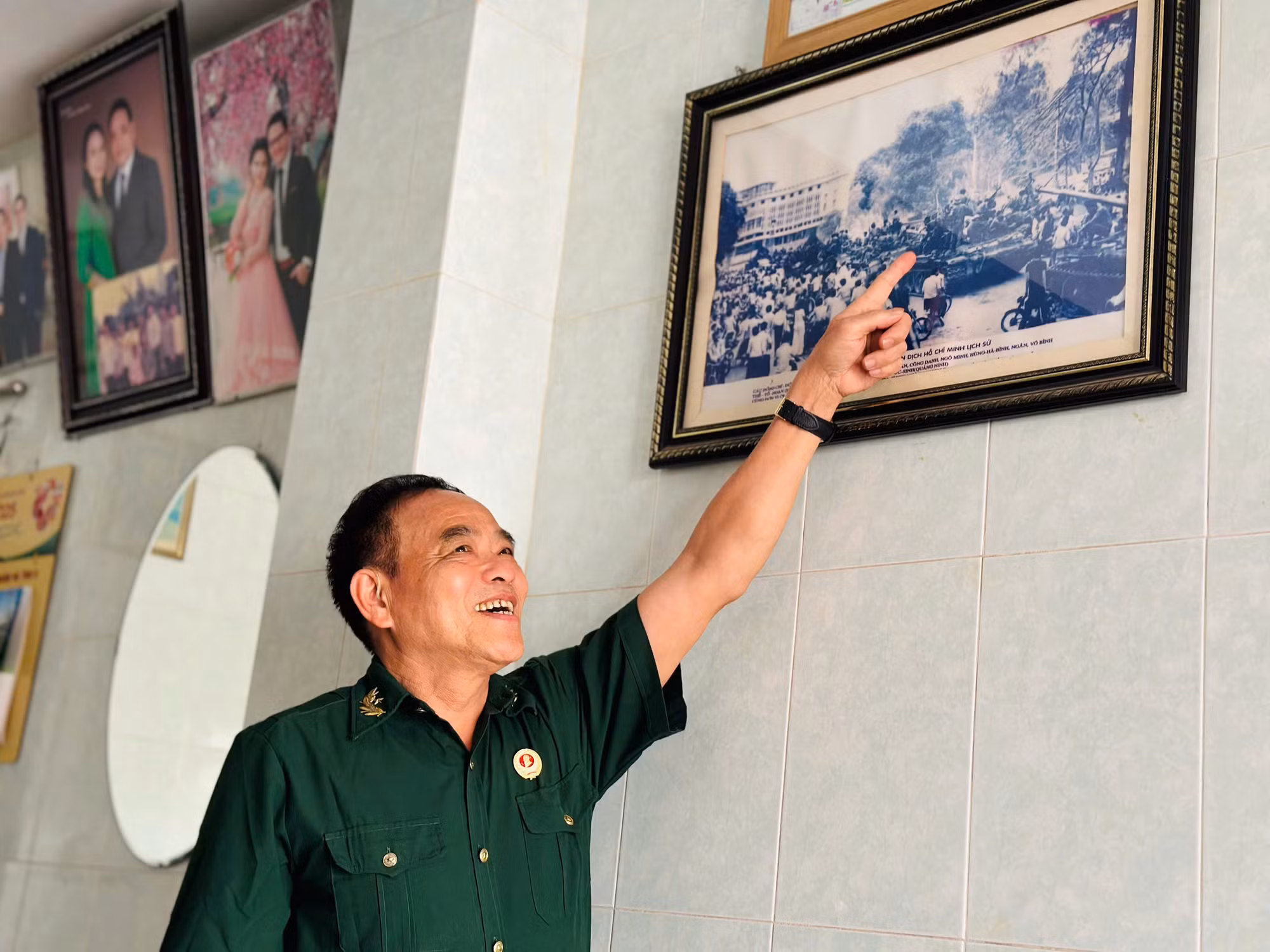 Ông Dân chỉ tay về bức ảnh có mình ngồi trên xe tăng và có mặt tại Dinh Độc Lập vào đầu giờ chiều 30/4/1975.