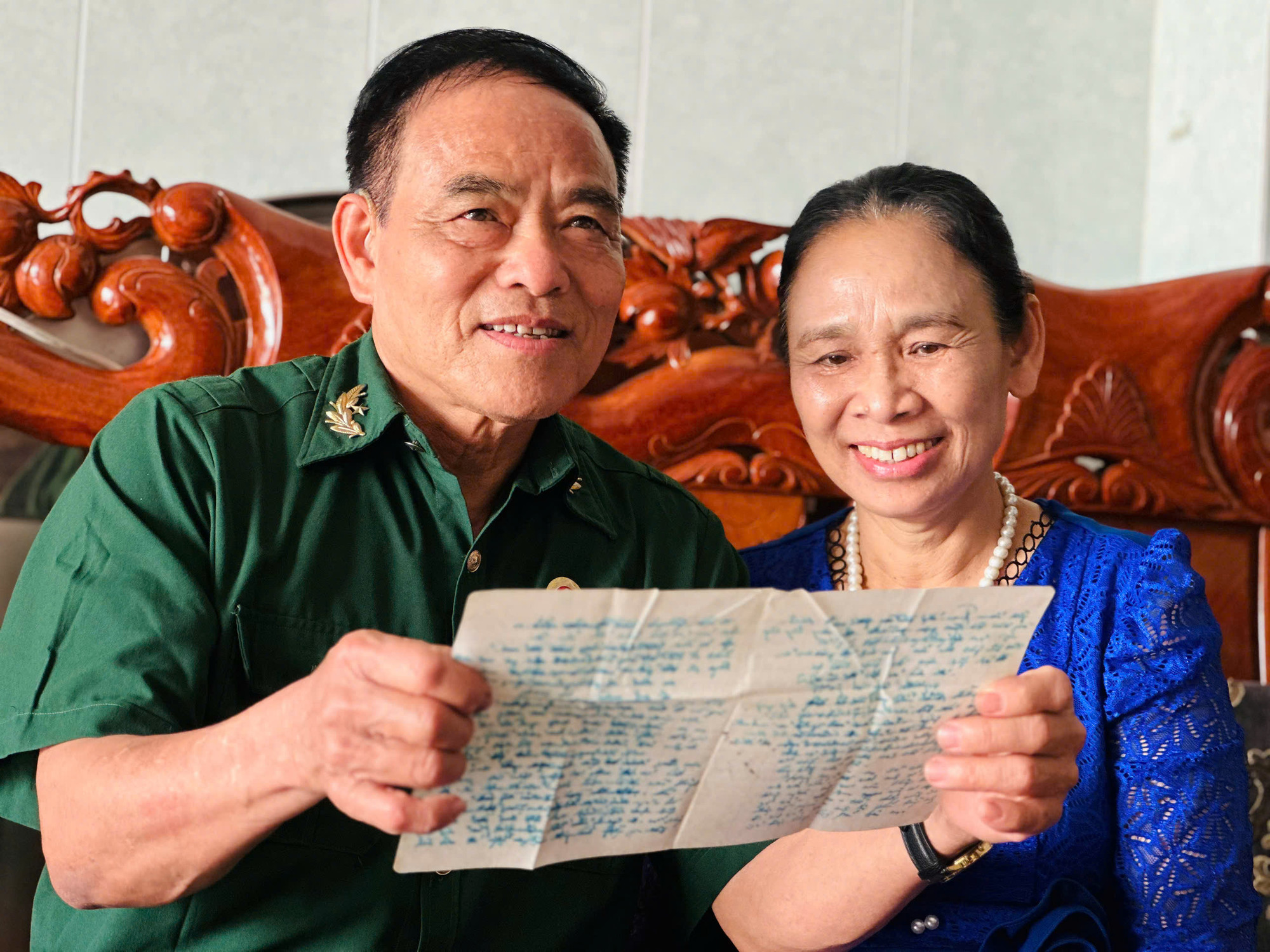 Đại úy Trần Dân cùng vợ đọc lại lá thư gửi về từ chiến trường vào 50 năm trước.