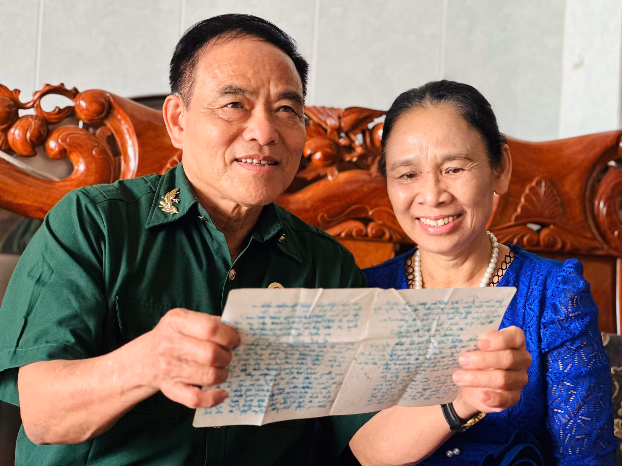Đại úy Trần Dân cùng vợ đọc lại lá thư gửi về từ chiến trường vào 50 năm trước.