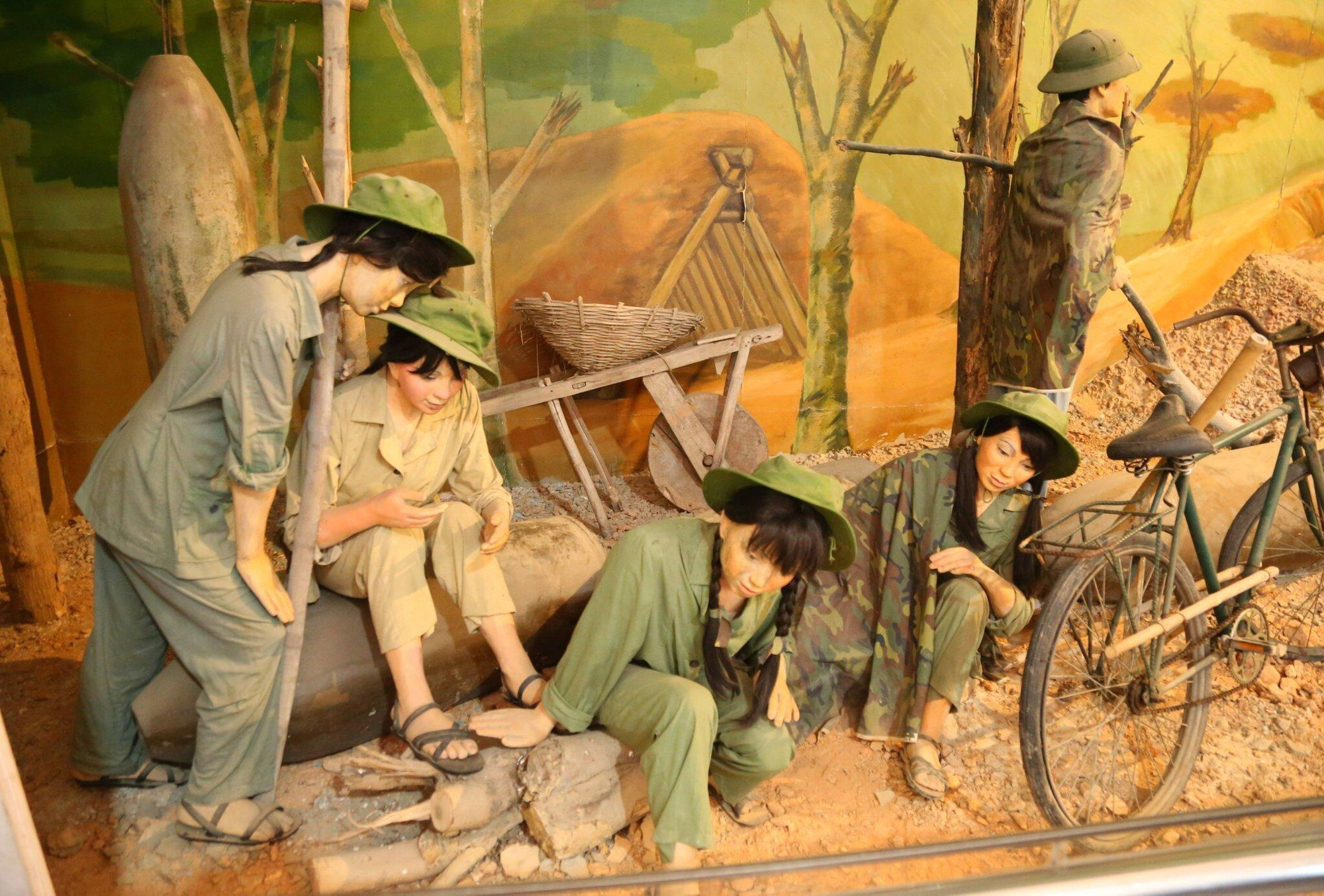 Không gian mô phỏng cảnh sinh hoạt của thanh niên xung phong và bộ đội tại Ngã ba Đồng Lộc.