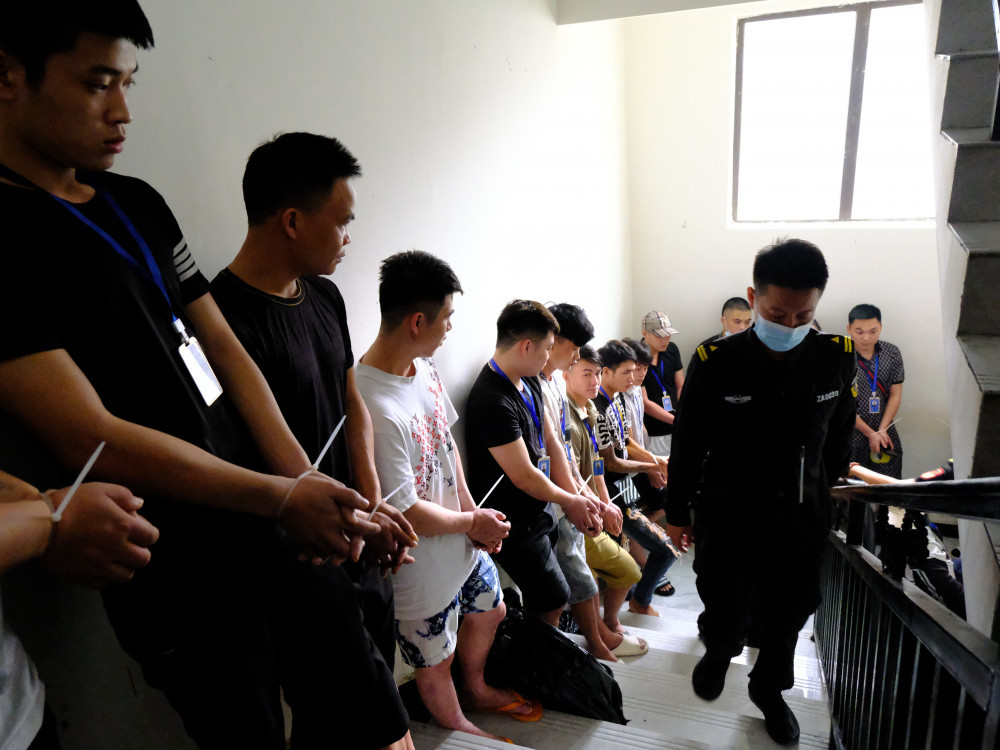 Các đối tượng bỏ chạy theo đường cầu thang bộ của tòa nhà nhưng bị bắt giữ ngay sau đó (Ảnh: Công an cung cấp). Các đối tượng bỏ chạy theo đường cầu thang bộ của tòa nhà nhưng bị bắt giữ ngay sau đó (Ảnh: Công an cung cấp).