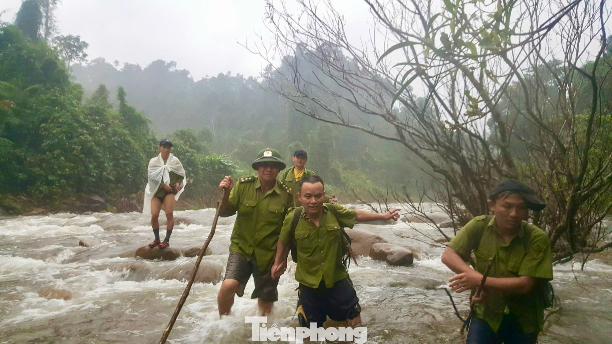 Cán bộ Vườn quốc gia Vũ Quang vượt suối vào rừng sâu đặt bẫy ảnh với hy vọng tìm kiếm được loài sao la. Cán bộ Vườn quốc gia Vũ Quang vượt suối vào rừng sâu đặt bẫy ảnh với hy vọng tìm kiếm được loài sao la.
