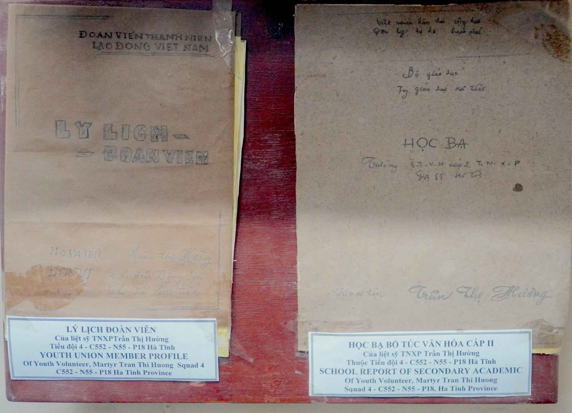 Những kỷ vật của chị Trần Thị Hường được xem là nhiều nhất tại khu trưng bày. Trong đó có sổ hát, học bạ và chiếc vali, áo..