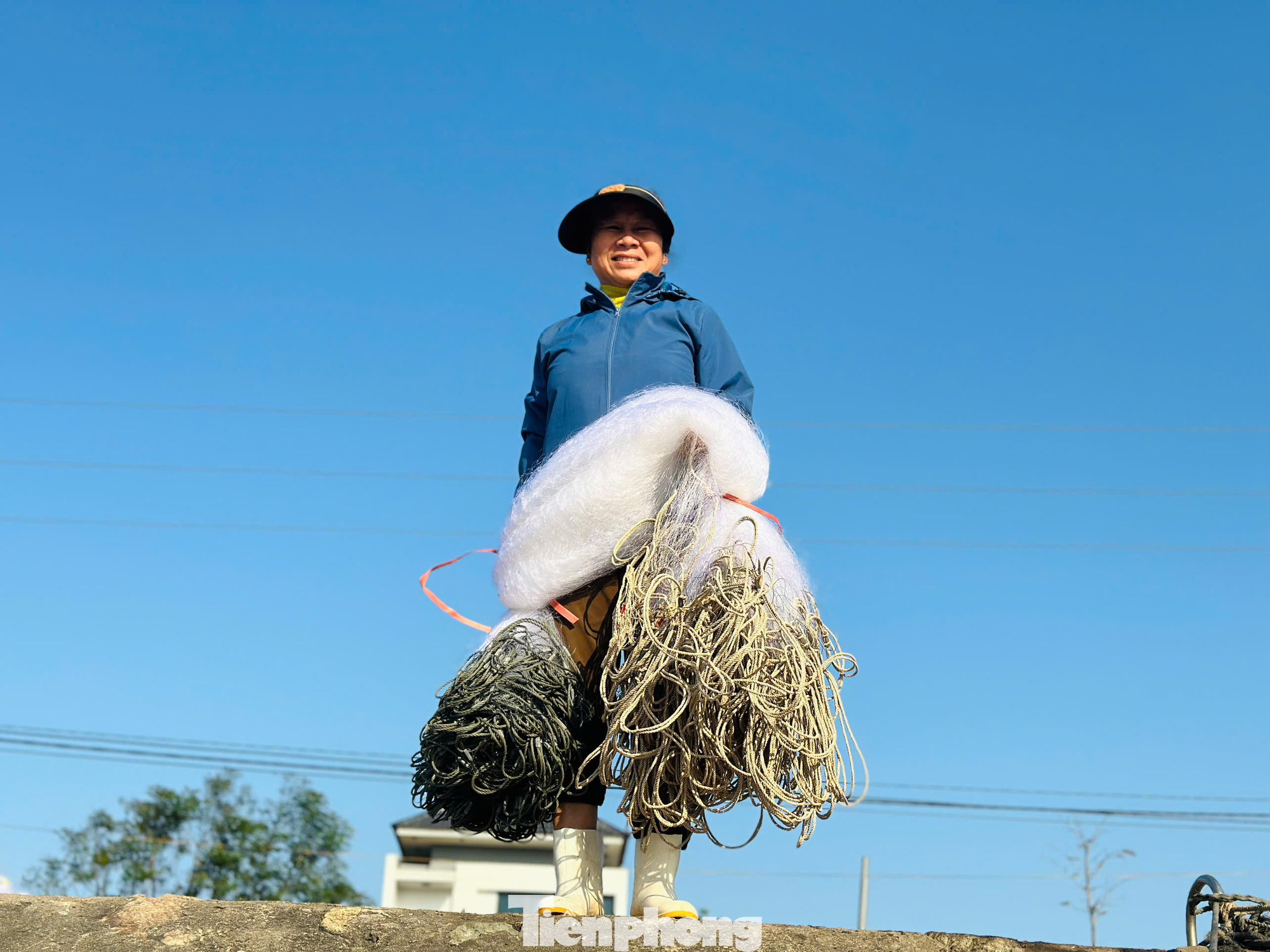 Bà Nguyễn Thị Khuyên có nhiều năm gắn bó nghề biển.