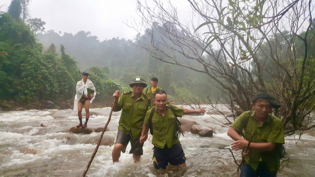 Vượt suối để tuần tra bảo vệ rừng tại Vườn quốc gia Vũ Quang.