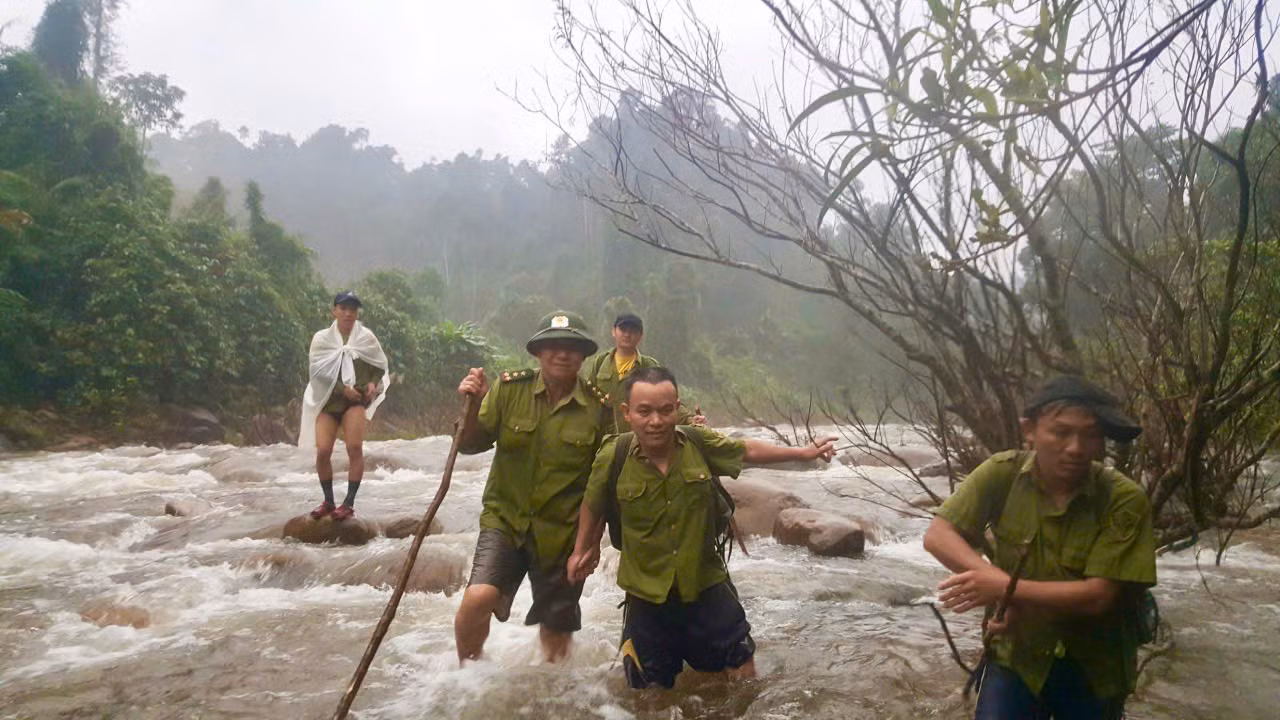 Vượt suối để tuần tra bảo vệ rừng tại Vườn quốc gia Vũ Quang.