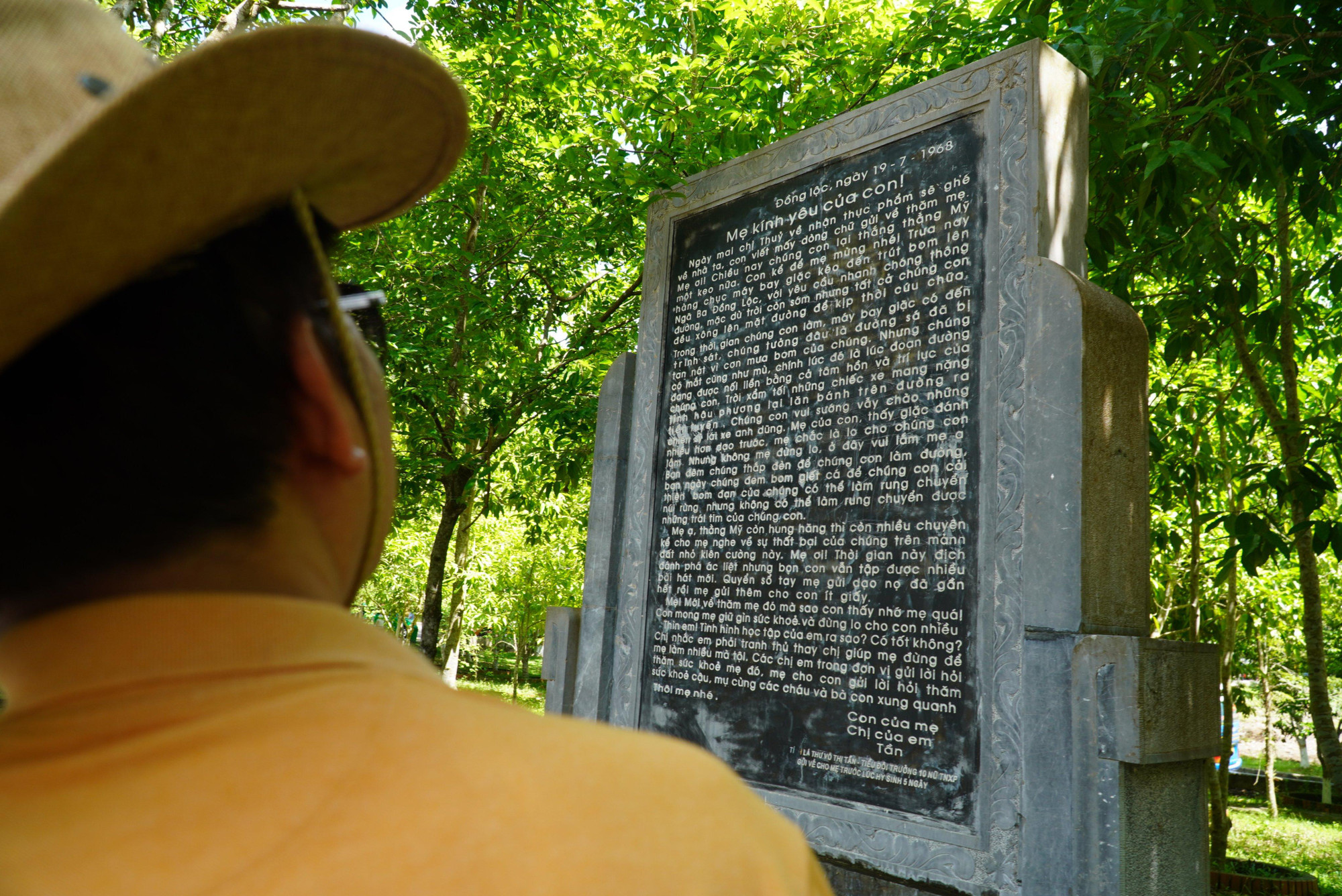 "Mẹ ơi! Chiều nay, chúng con lại thắng thằng Mỹ một keo nữa. Con kể để mẹ mừng nhé! Trưa nay hàng chục máy bay giặc kéo đến trút bom lên Ngã ba Đồng Lộc. Với yêu cầu nhanh chóng thông đường, mặc dù trời còn sớm nhưng tất cả chúng con đều xông lên mặt đường để kịp thời cứu chữa. Trong thời gian chúng con làm, máy bay giặc có đến trinh sát, chúng tưởng đâu là đường sá đã bị tan nát vì cơn mưa bom của chúng. Nhưng chúng có mắt cũng như mù, chính lúc đó là lúc đoạn đường đang được nối liền bằng cả tâm hồn và trí lực của chúng con. Trời sẩm tối những chiếc xe mang nặng tình hậu phương lại bon bánh trên đường ra tiền tuyến..." những nét chữ được viết trên một tờ giấy không có dòng kẻ nhưng lại rất thẳng hàng của chị Tần trong bức thư gửi mẹ.