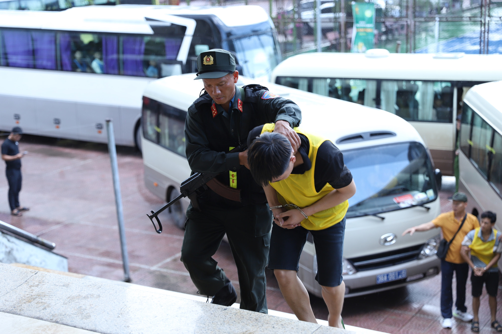 Nghi phạm được di lý về trụ sở tạm giữ của Công an đặc khu Tam Giác Vàng (Ảnh: Công an cung cấp). Nghi phạm được di lý về trụ sở tạm giữ của Công an đặc khu Tam Giác Vàng (Ảnh: Công an cung cấp).