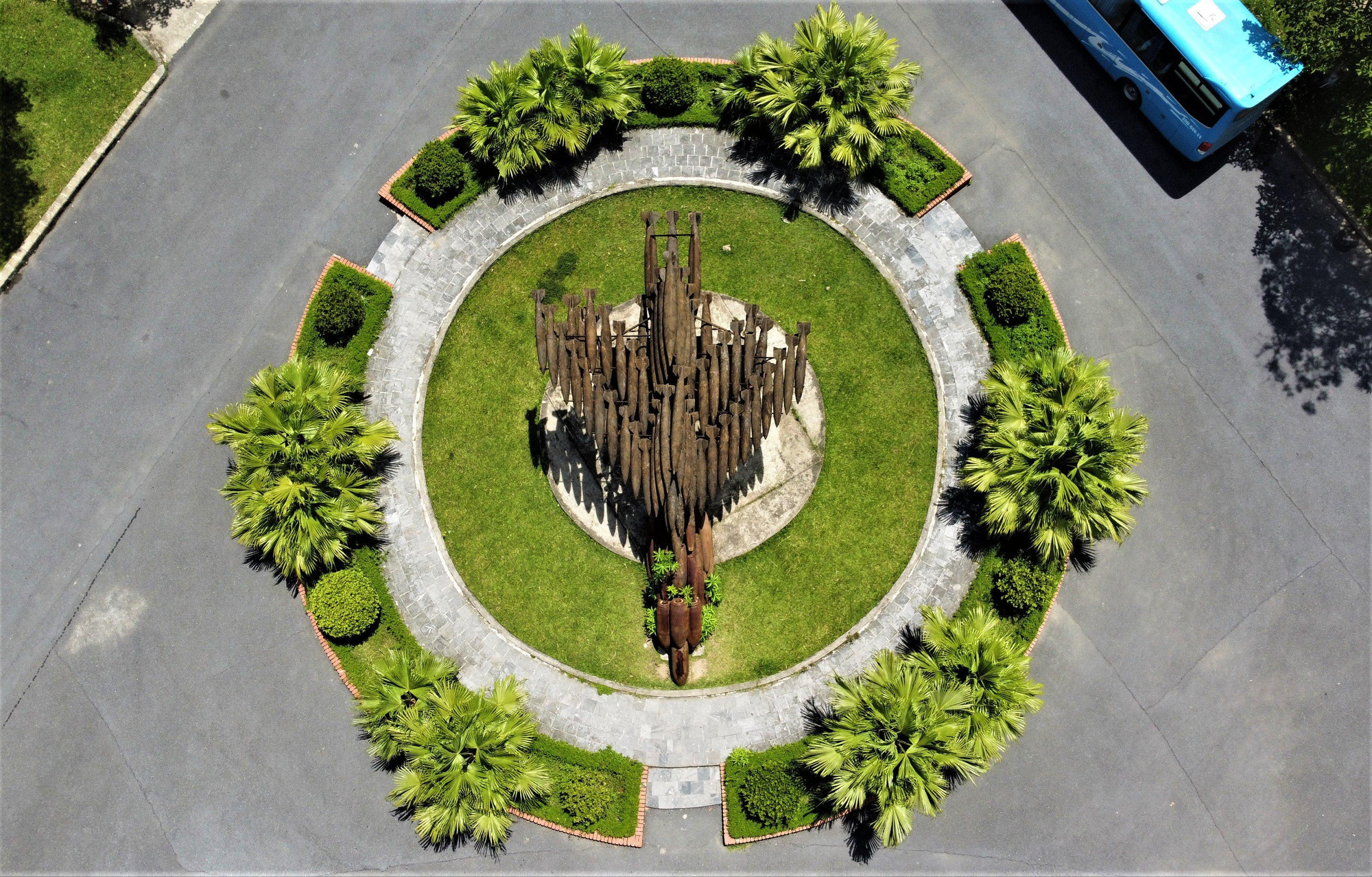 Tại đây còn trưng bày pháo, xe và máy bay.