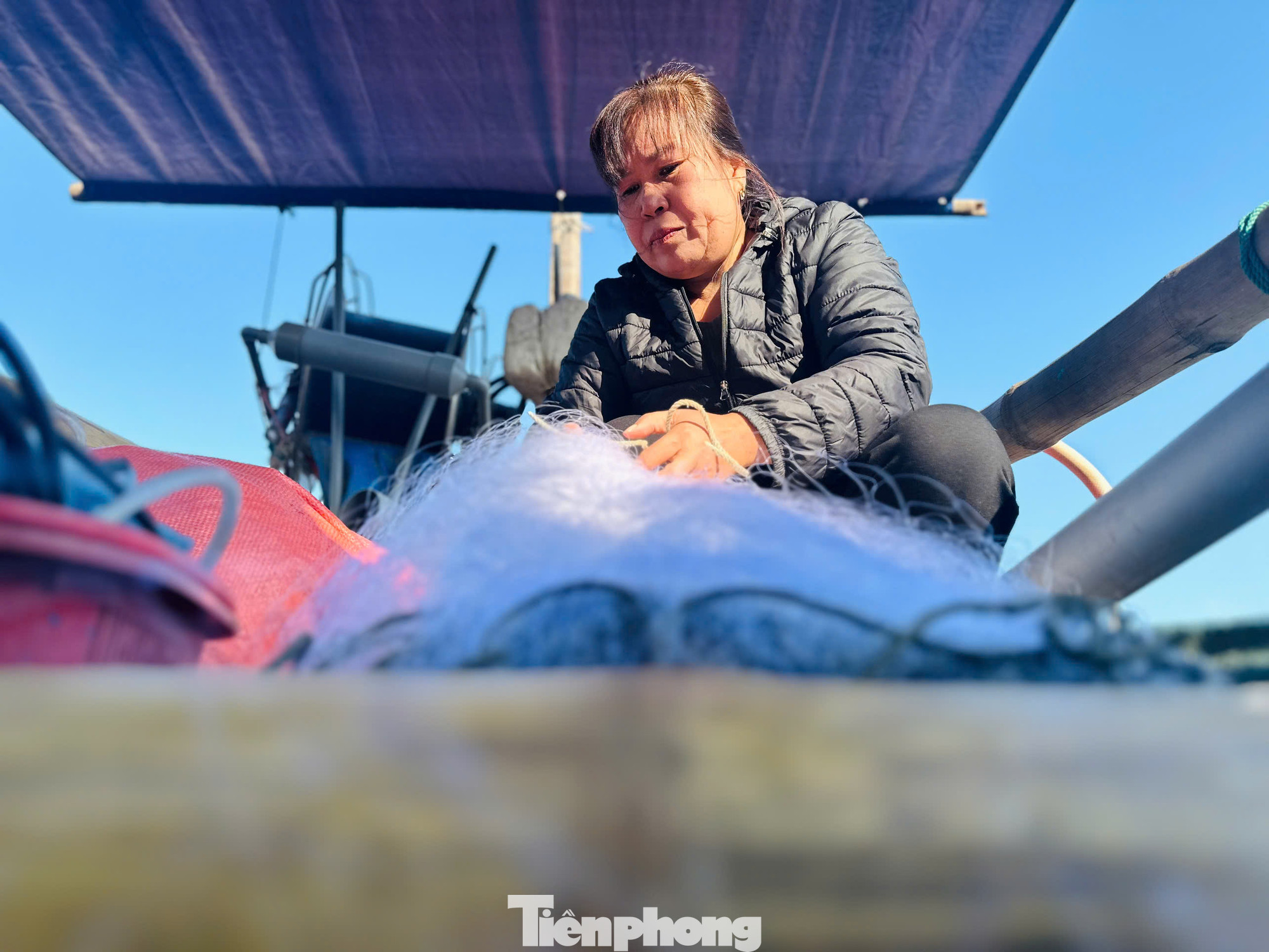 Bà Nguyễn Thị Xuân đang gỡ lưới chuẩn bị ra khơi.