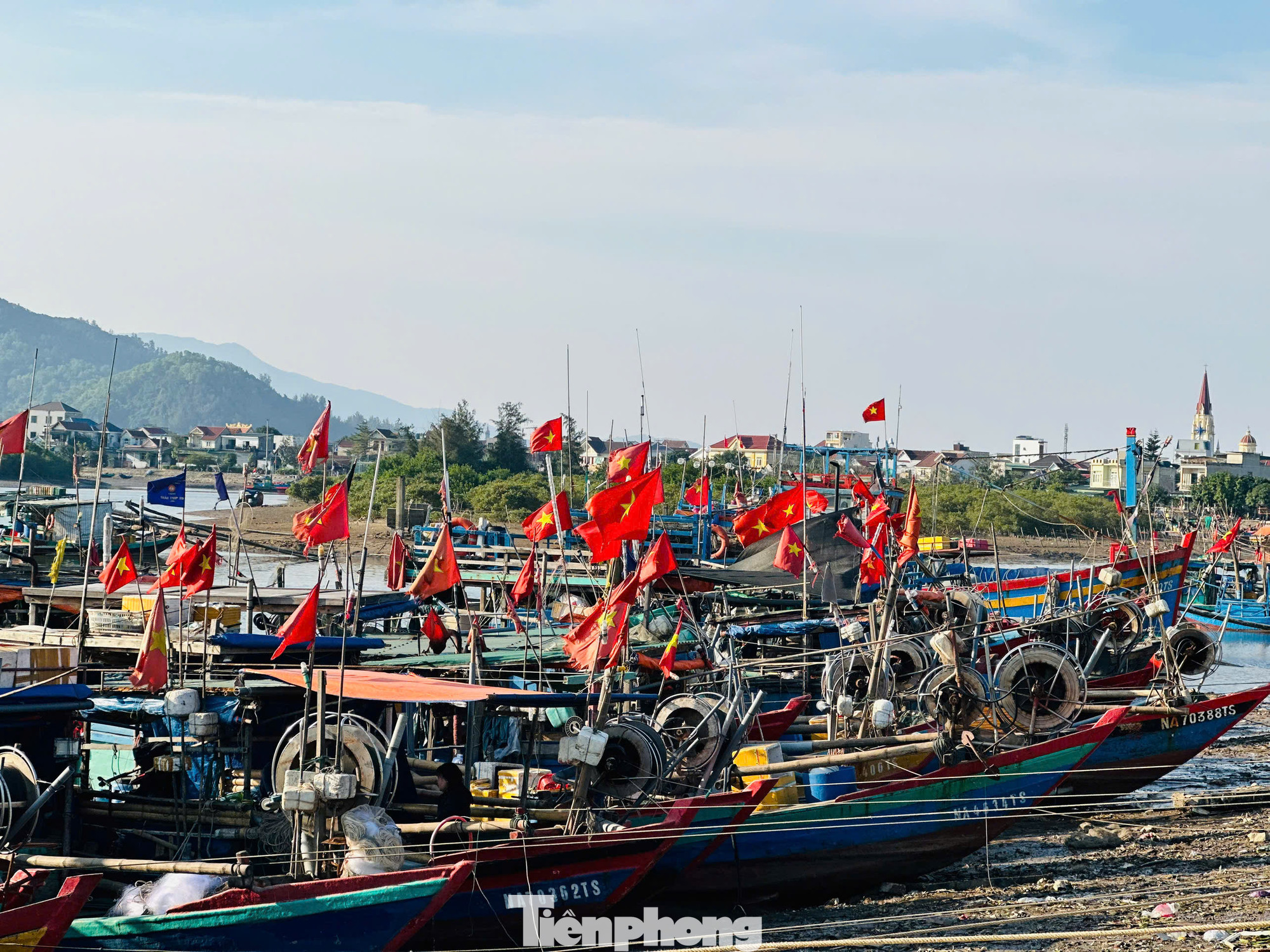 Thuyền neo đậu ở Cảng Cửa Sót.