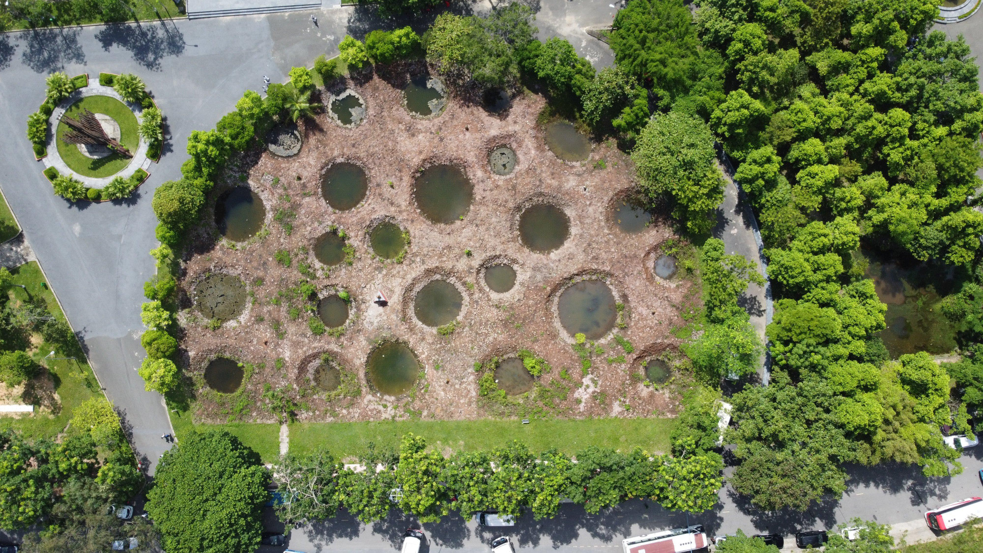 Với âm mưu biến Ngã ba Đồng Lộc thành “toạ độ chết”, chặn đứng sự chi viện của hậu phương cho tiền tuyến, từ tháng 4 đến tháng 10/1968, không quân Mỹ đã đánh phá nơi đây gần 1.900 lượt, ném hơn 50 nghìn quả bom các loại; tính ra, mỗi mét vuông đất tại Ngã ba Đồng Lộc đã phải oằn mình hứng chịu ba quả bom tấn.