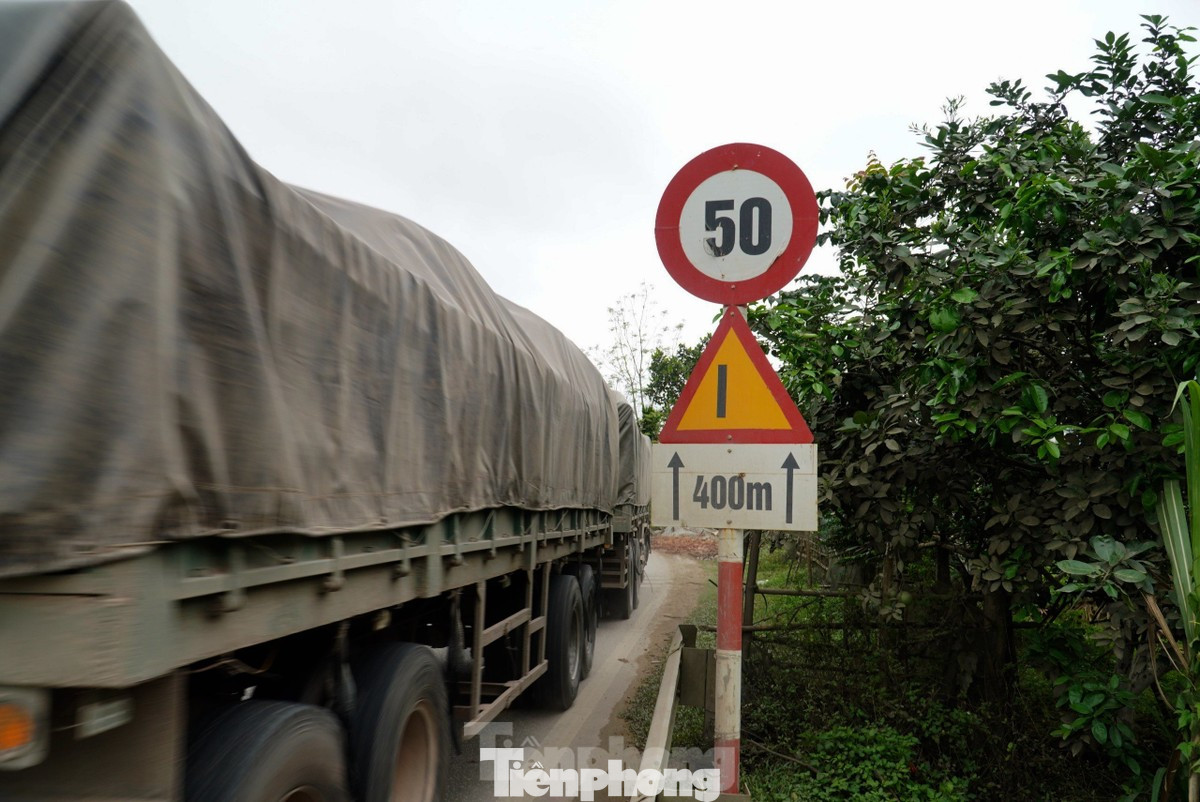 Ngành chức năng cắm biển báo hạn chế tốc độ 50km/h. Ngành chức năng cắm biển báo hạn chế tốc độ 50km/h.