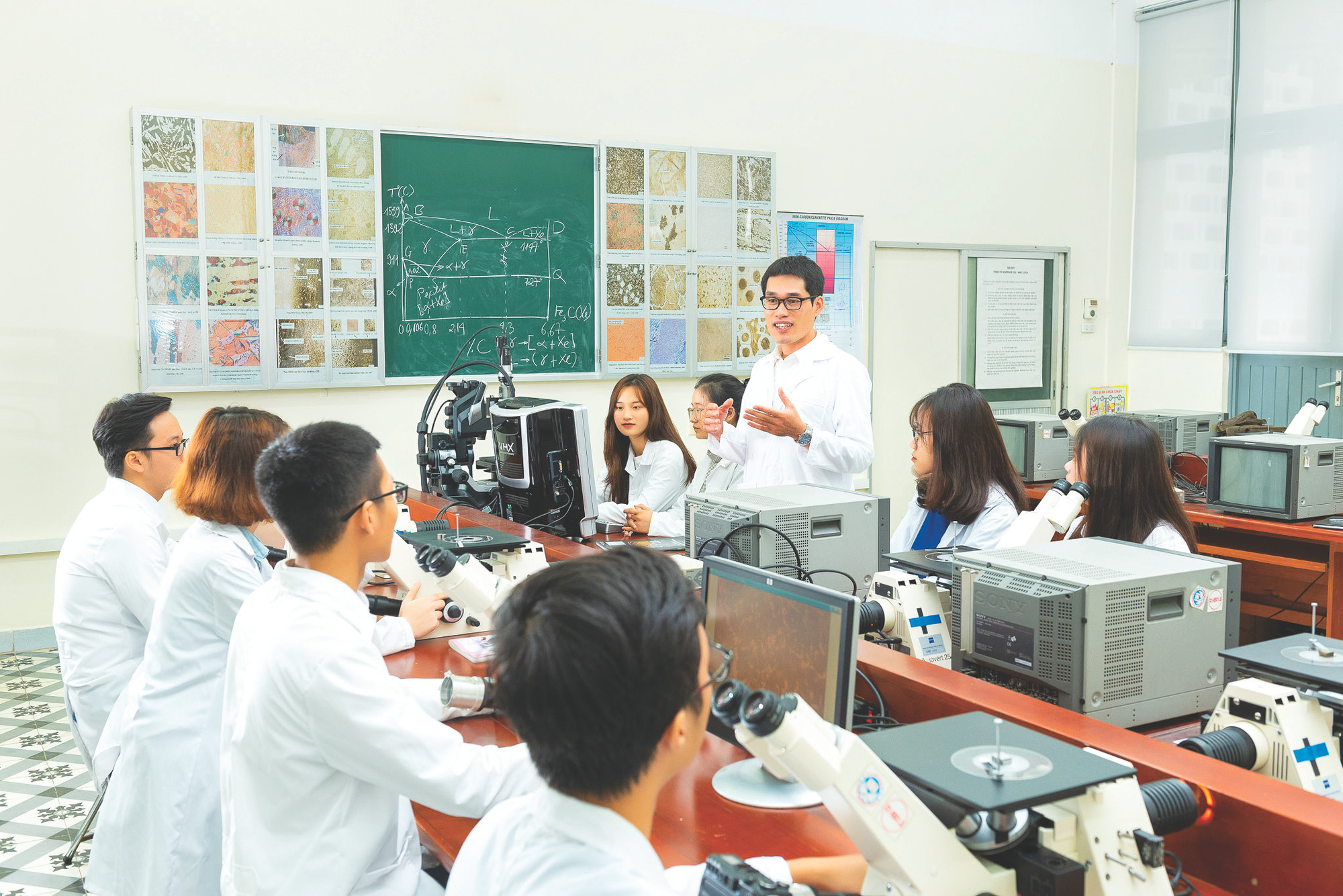 Vi mạch bán dẫn, cơ hội và thách thức: Đào tạo nhân lực đón 'đại bàng'