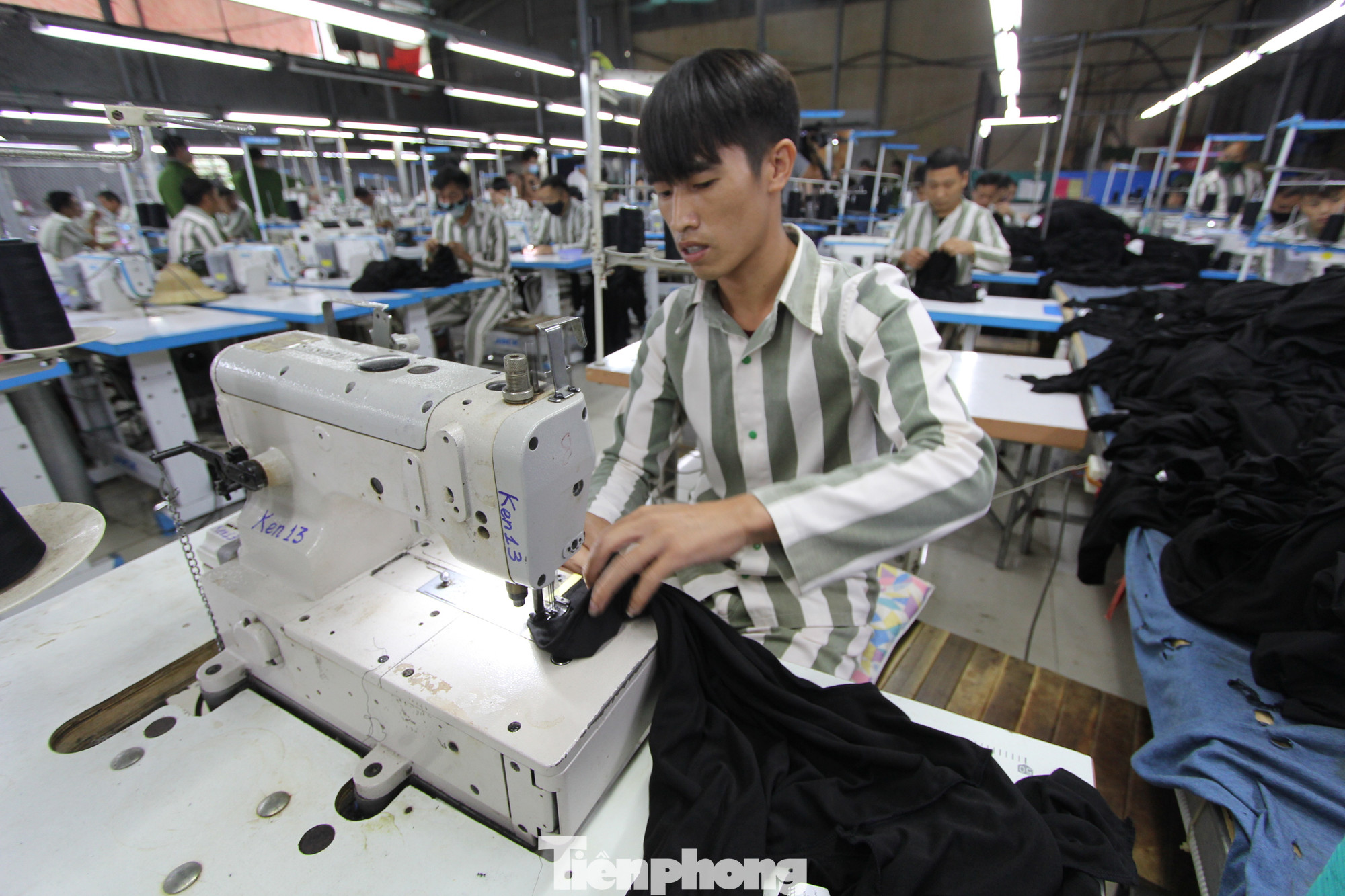 Các ngành nghề đang được Trại giam Yên Hạ tổ chức dạy cho phạm nhân lao động gồm: May mặc, mộc, đan cói, làm mi mắt giả, trồng cây nông nghiệp, chăn nuôi, gấp vàng mã, khâu bóng,...(Ảnh: Lộc Liên)