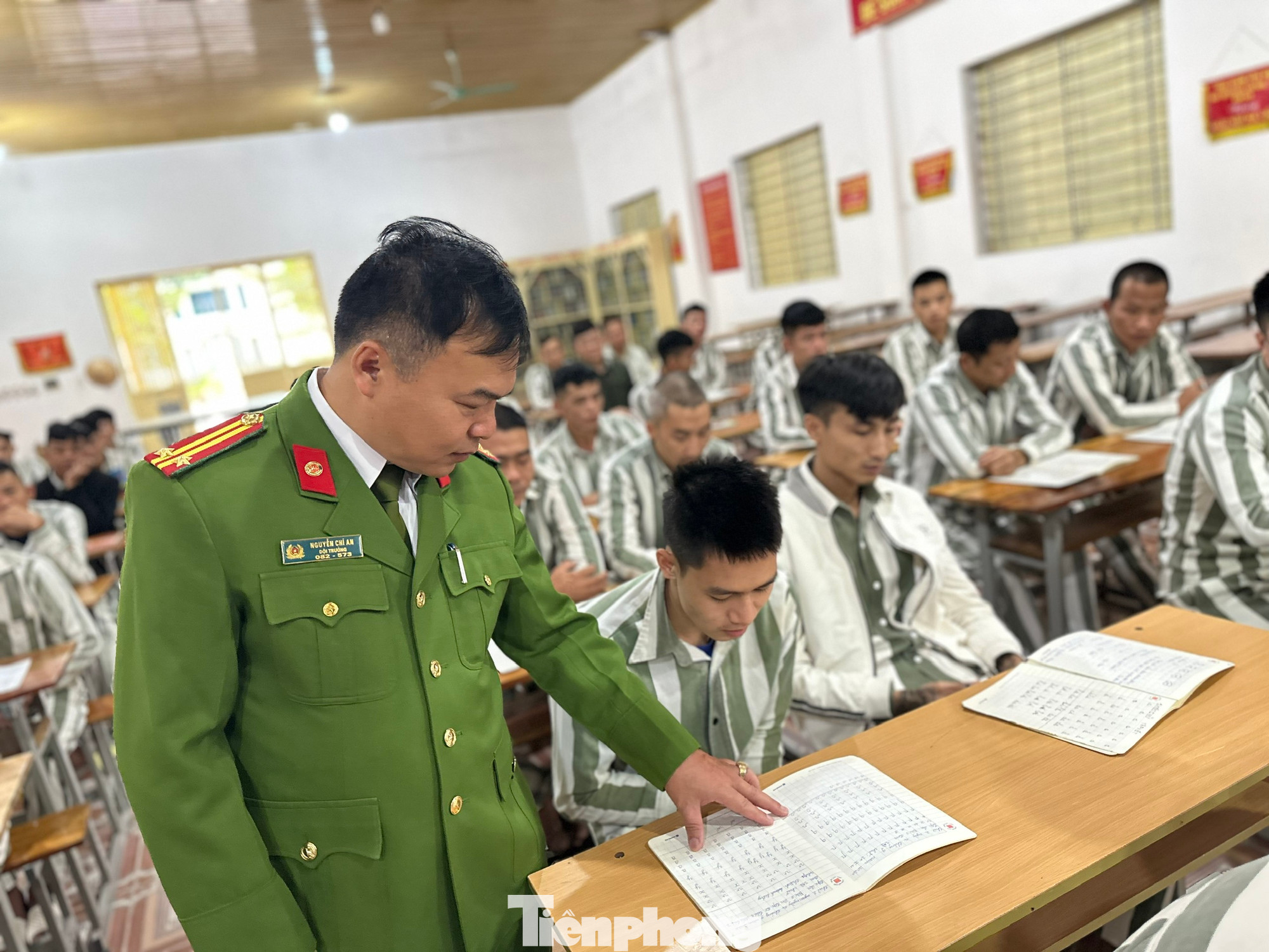 Phạm nhân Lường Văn Nhất viết thư tri ân cán bộ quản giáo Trại giam Yên Hạ (Sơn La) nhân dịp Ngày 20/11. (Ảnh: Lộc Liên)