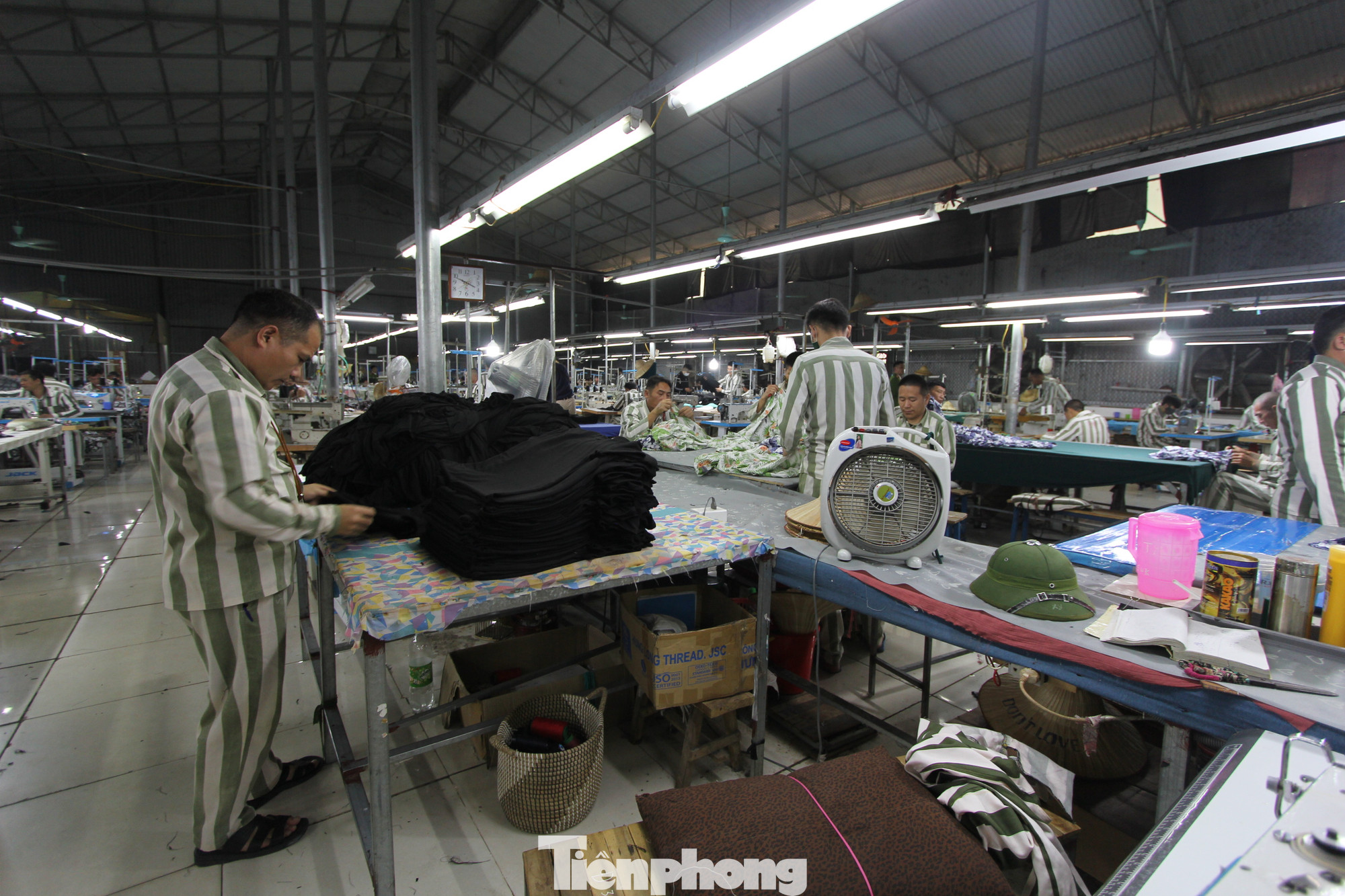 Các ngành nghề đang được Trại giam Yên Hạ tổ chức dạy cho phạm nhân lao động gồm: May mặc, mộc, đan cói, làm mi mắt giả, trồng cây nông nghiệp, chăn nuôi, gấp vàng mã, khâu bóng,...(Ảnh: Lộc Liên)