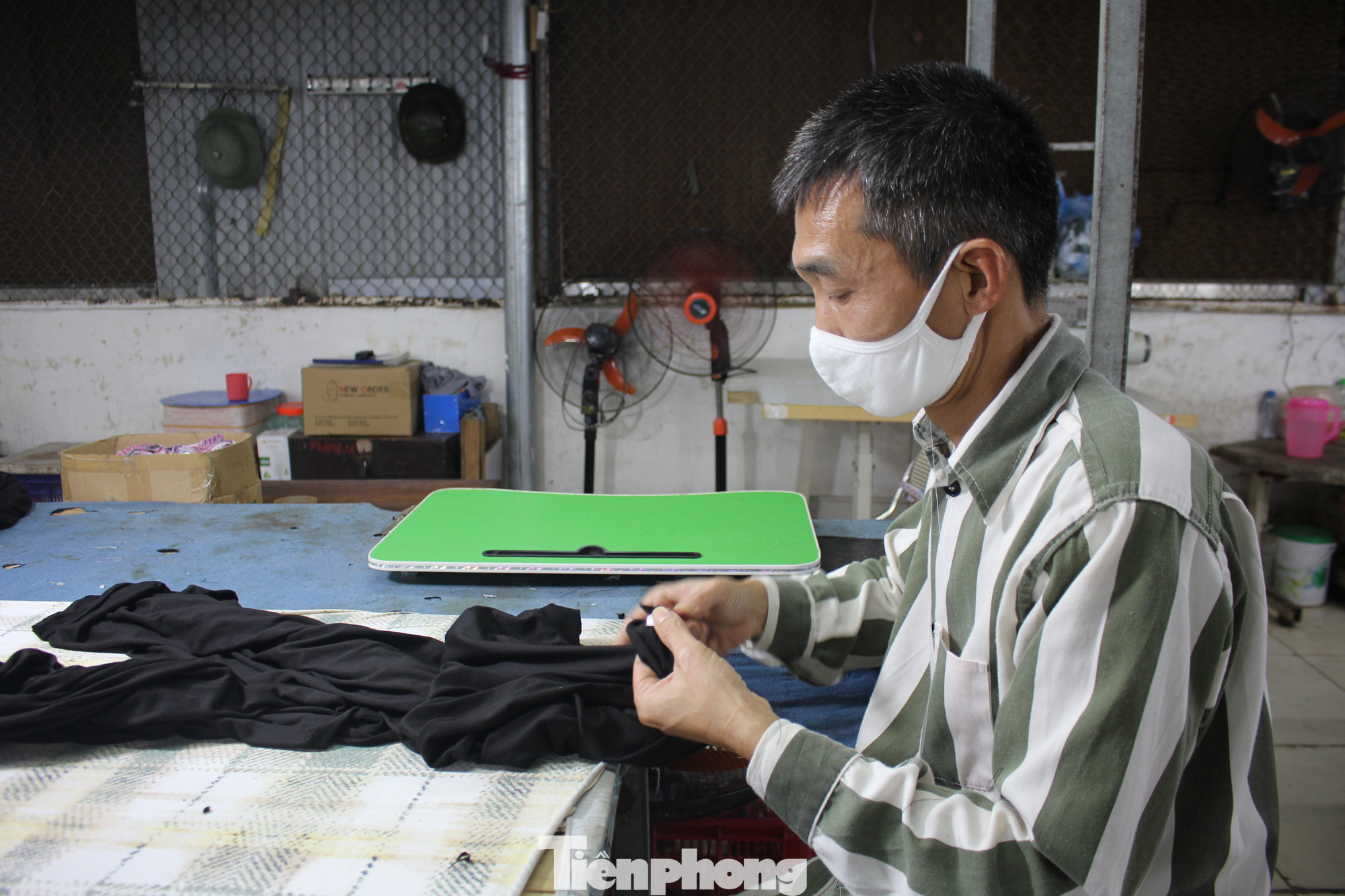 Các ngành nghề đang được Trại giam Yên Hạ tổ chức dạy cho phạm nhân lao động gồm: May mặc, mộc, đan cói, làm mi mắt giả, trồng cây nông nghiệp, chăn nuôi, gấp vàng mã, khâu bóng,...(Ảnh: Lộc Liên)