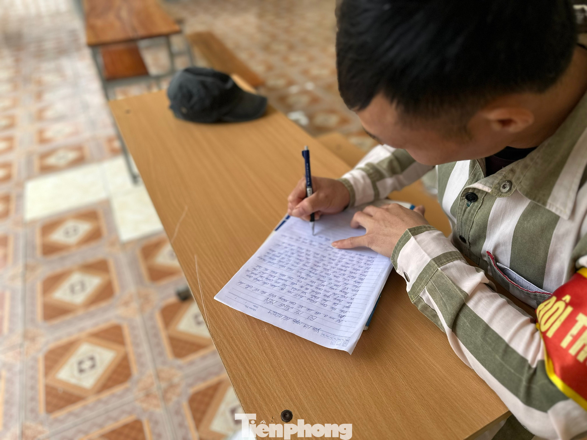 Phạm nhân Lường Văn Nhất viết thư tri ân cán bộ quản giáo Trại giam Yên Hạ (Sơn La) nhân dịp Ngày 20/11. (Ảnh: Lộc Liên)