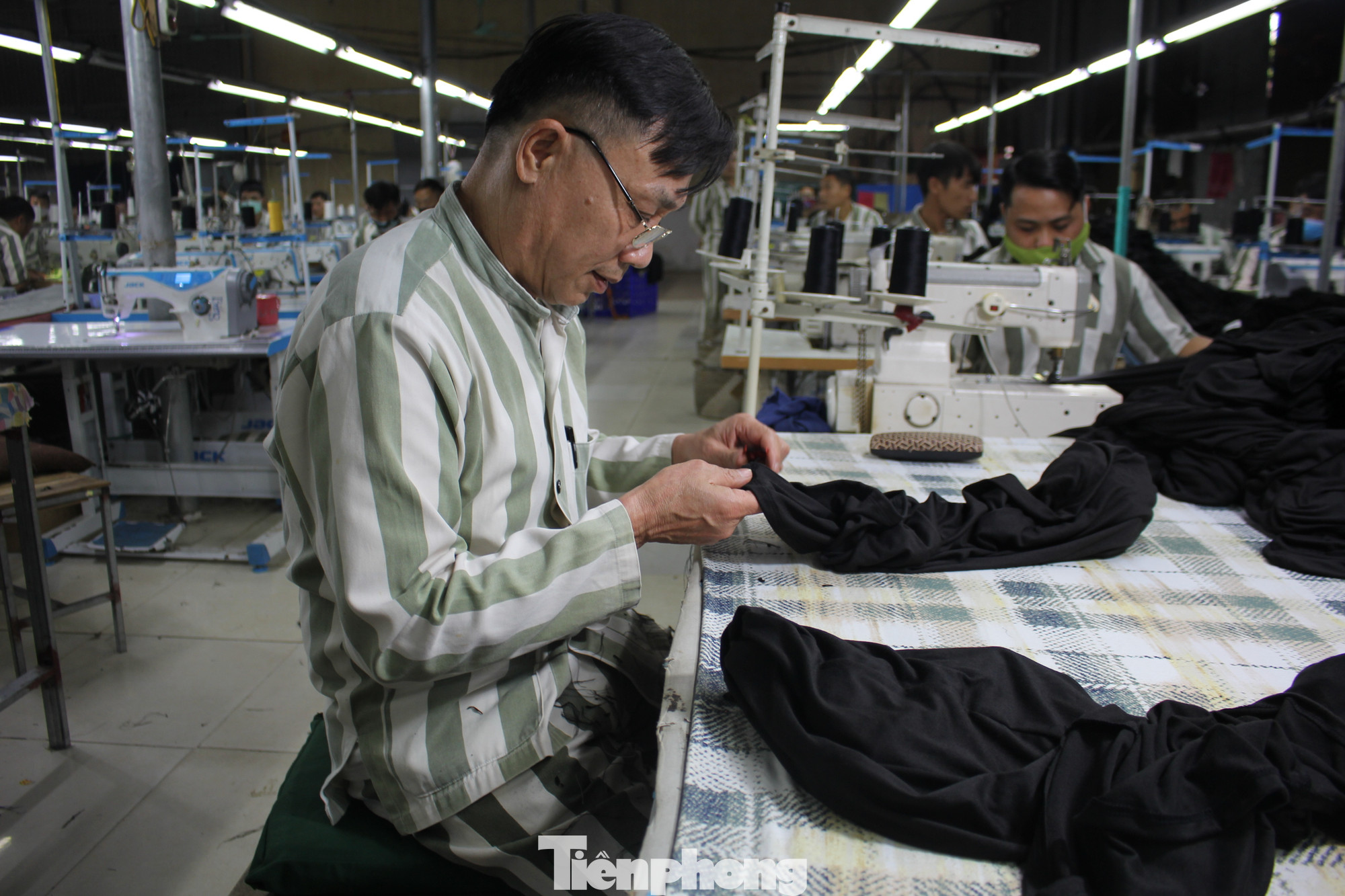 Công tác dạy học văn hóa để phạm nhân biết chữ và định hướng cho phạm nhân lao động học nghề sẽ giúp họ mở lại cánh cửa cuộc đời một cách dễ dàng hơn. (Ảnh: Lộc Liên)