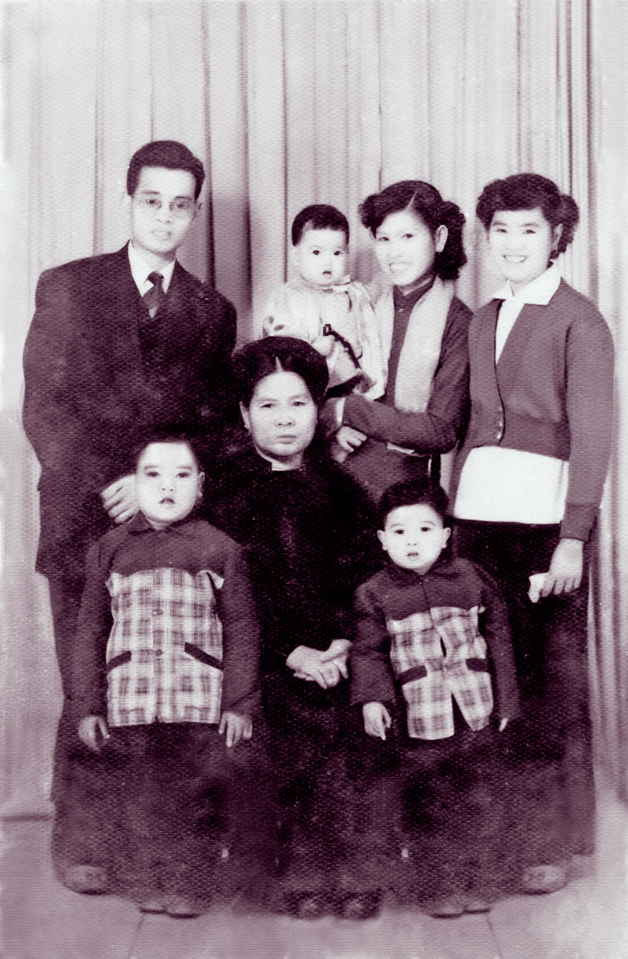 Ảnh chụp gia đình khi chuẩn bị xuất hành đầu xuân. Tết Đinh Dậu, 1957. (Mẹ tôi, ngoài cùng bên phải, hàng đứng) Ảnh chụp gia đình khi chuẩn bị xuất hành đầu xuân. Tết Đinh Dậu, 1957. (Mẹ tôi, ngoài cùng bên phải, hàng đứng)