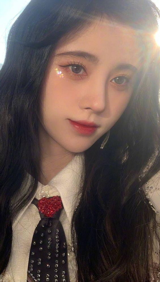 Nhờ ngoại hình nổi trội lại tham gia nhiều loại hình nghệ thuật từ ca hát cho đến đóng phim, Cúc Tịnh Y đã trở thành nhân vật cực hot trong showbiz Hoa ngữ suốt những năm vừa qua. Dù vậy, nhiều khán giả nhận xét rằng dung mạo và tài năng của Cúc Tịnh Y chỉ dừng lại ở mức chấp nhận được, không xứng đáng với những mỹ từ mà truyền thông ca tụng.