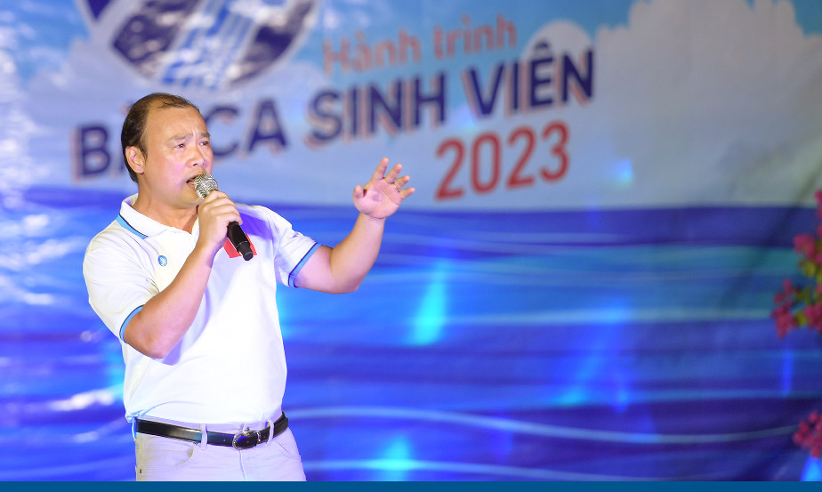 Phó Trưởng ban Tuyên giáo T.Ư Lê Hải Bình hát bài “Nơi đảo xa” ở thị trấn Trường Sa