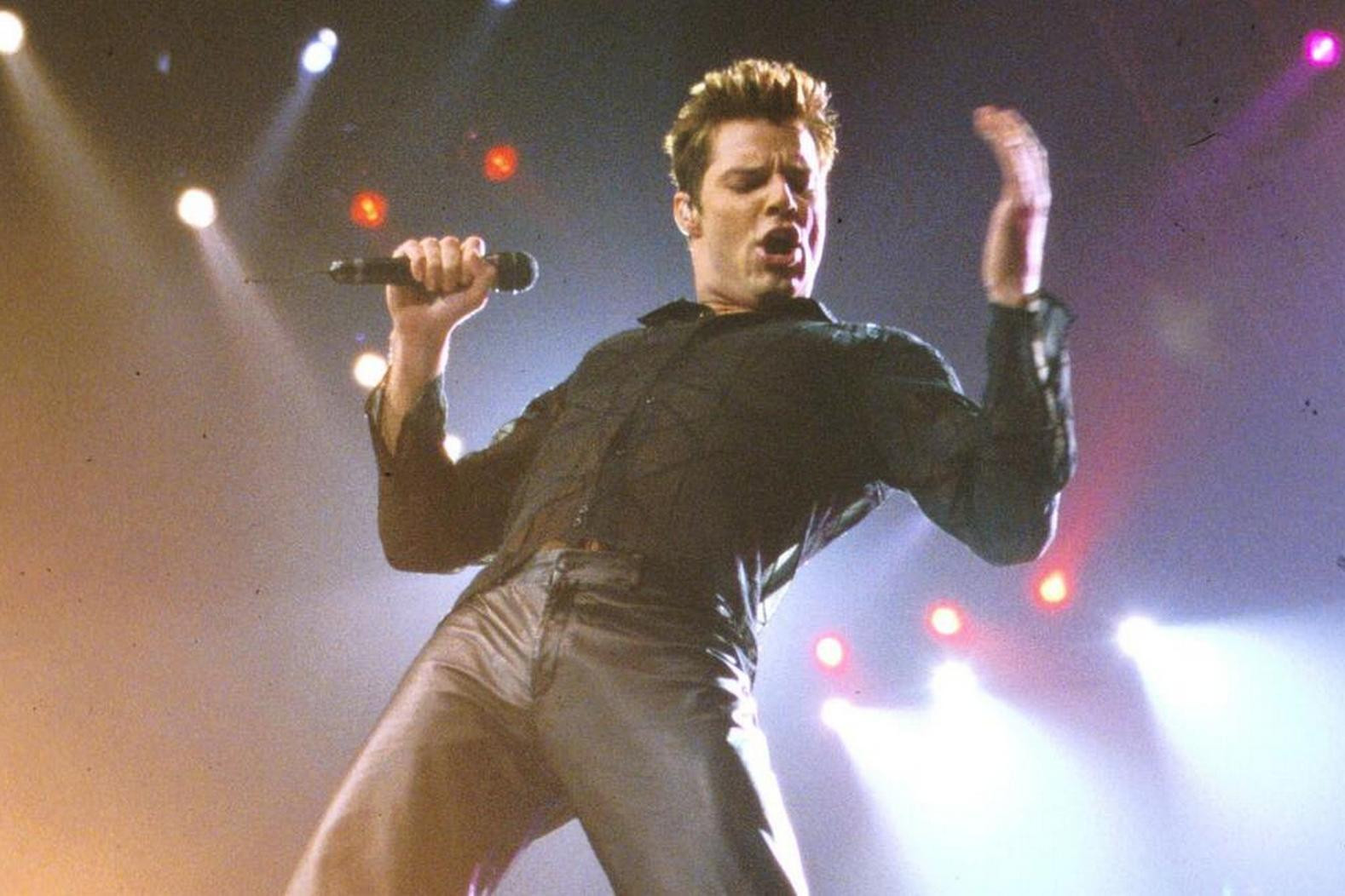 Ricky Martin dùng bản hit The Cup of Life để cổ vũ các tuyển thủ trên sân cỏ.