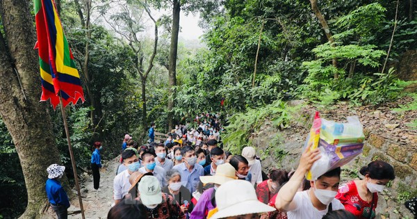 Biển người đổ về giỗ tổ Hùng Vương mỗi năm.