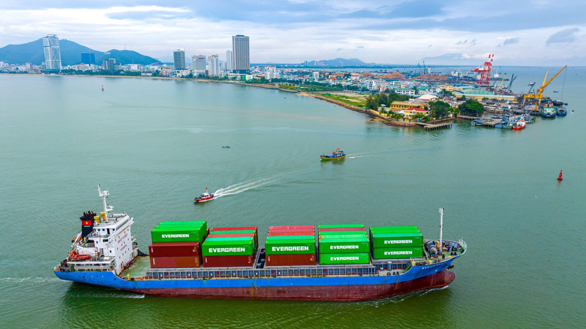 Bình Định phấn đấu trở thành Trung tâm kinh tế biển... Ảnh Dũng Nhân Bình Định phấn đấu trở thành Trung tâm kinh tế biển... Ảnh Dũng Nhân