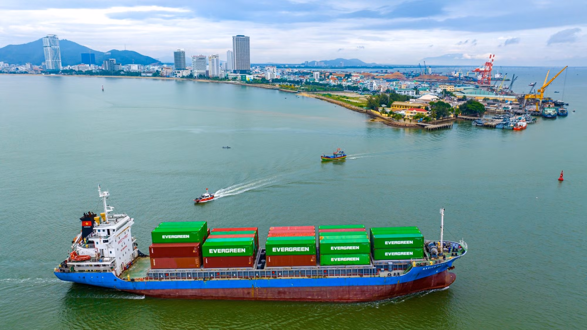 Bình Định phấn đấu trở thành Trung tâm kinh tế biển... Ảnh Dũng Nhân
