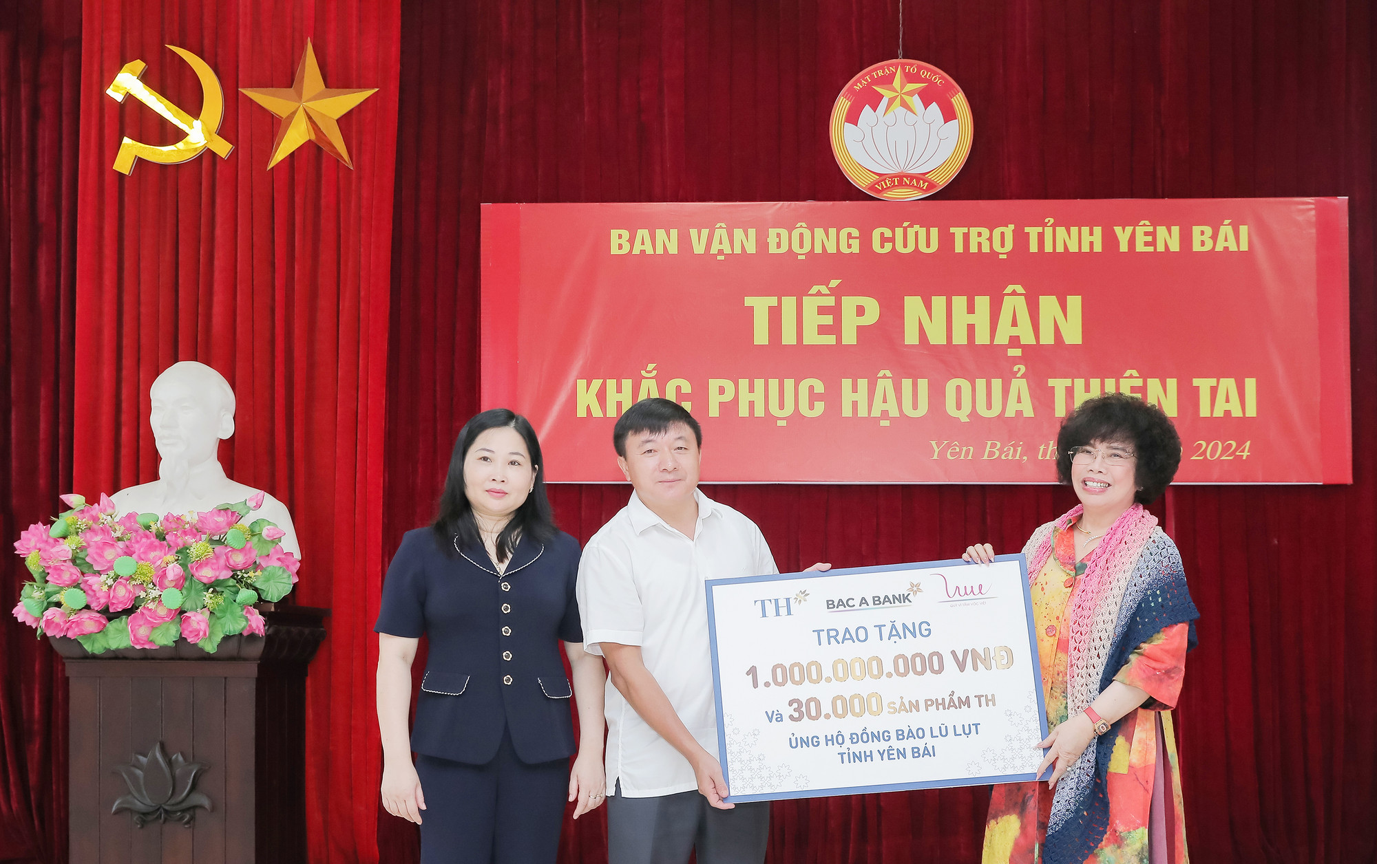 Nhà sáng lập Thái Hương trao hỗ trợ người dân tỉnh Yên Bái chịu thiệt hại do bão Yagi vừa qua. Nhà sáng lập Thái Hương trao hỗ trợ người dân tỉnh Yên Bái chịu thiệt hại do bão Yagi vừa qua.