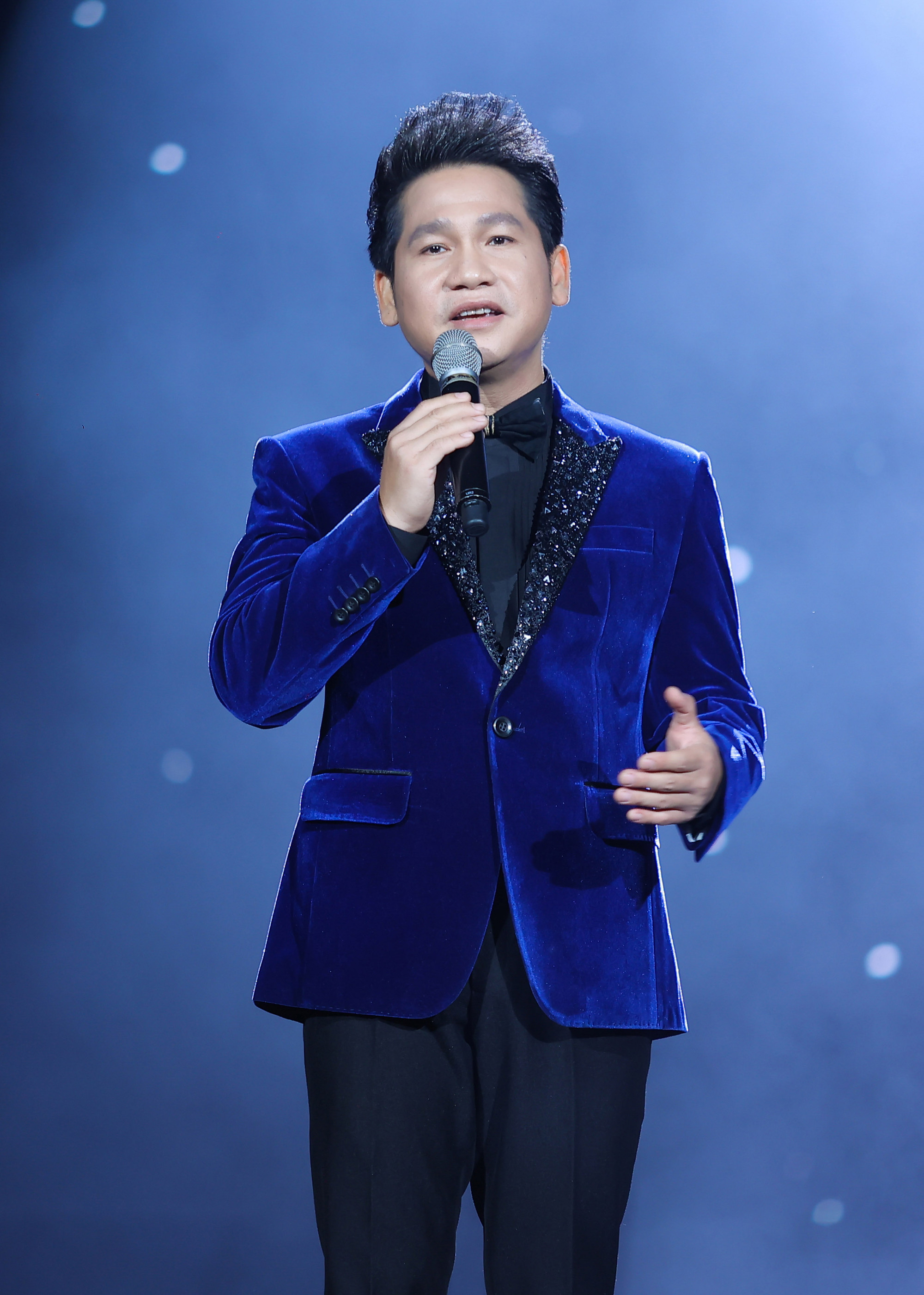 Ngoài Tình hoài hương song ca với Anh Thơ, Trọng Tấn thể hiện một bài Phạm Duy nữa là Ngậm ngùi cũng đầy da diết. Ảnh: BTC Ngoài Tình hoài hương song ca với Anh Thơ, Trọng Tấn thể hiện một bài Phạm Duy nữa là Ngậm ngùi cũng đầy da diết. Ảnh: BTC