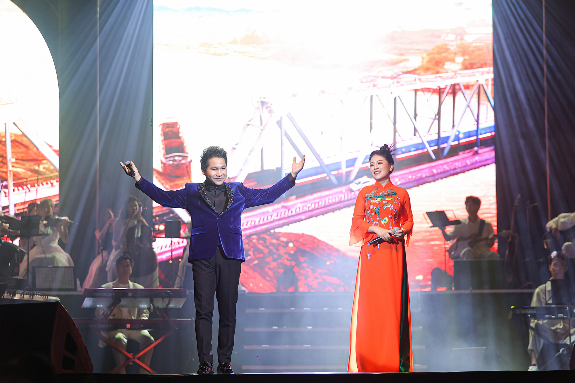 Trọng Tấn - Anh Thơ vẫn là những tên tuổi hàng đầu trong dòng nhạc cách mạng. Ảnh: BTC Trọng Tấn - Anh Thơ vẫn là những tên tuổi hàng đầu trong dòng nhạc cách mạng. Ảnh: BTC