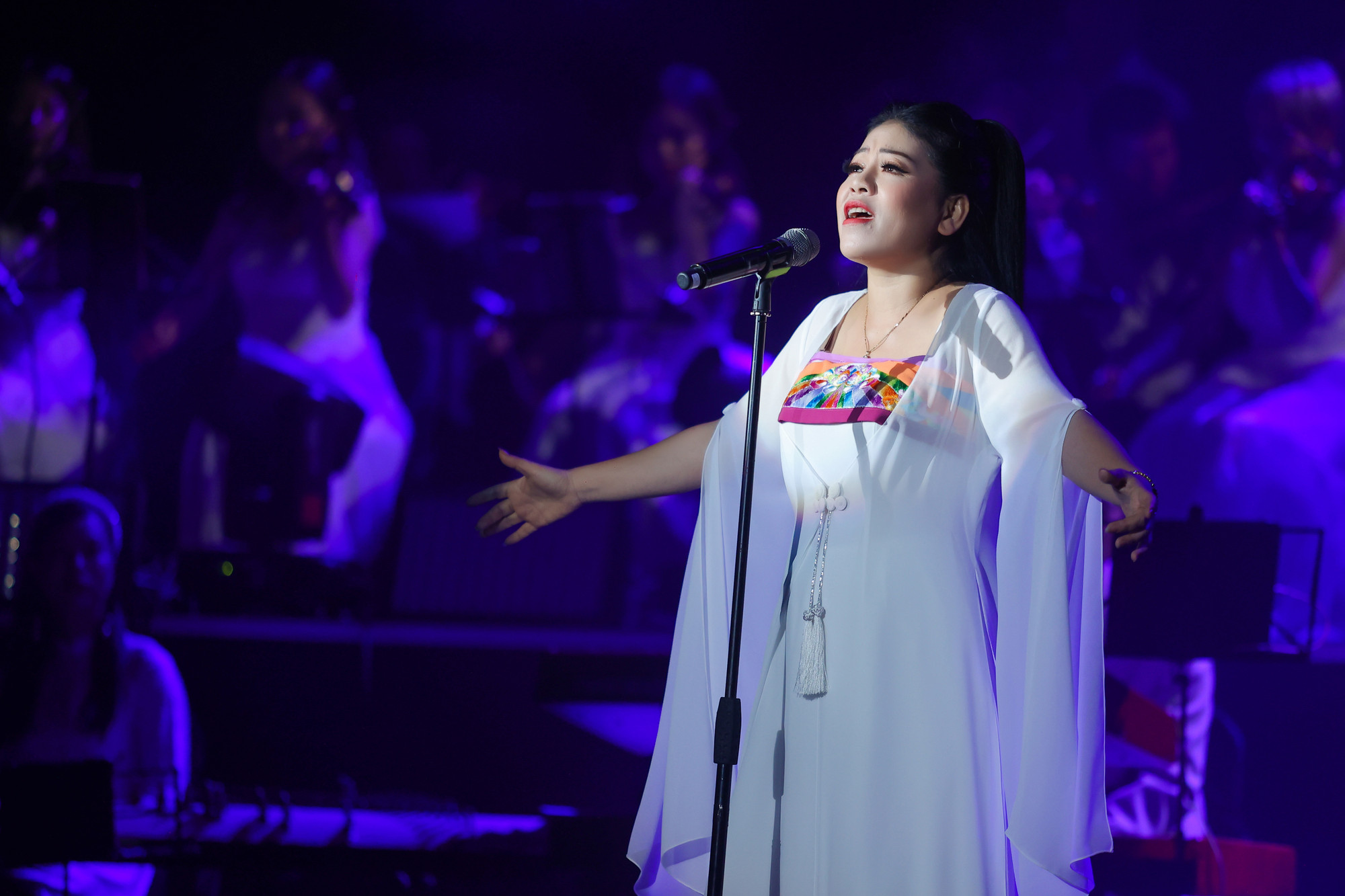 Anh Thơ gây bất ngờ khi hát Tay trái chỉ trăng. Ảnh: BTC Anh Thơ gây bất ngờ khi hát Tay trái chỉ trăng. Ảnh: BTC