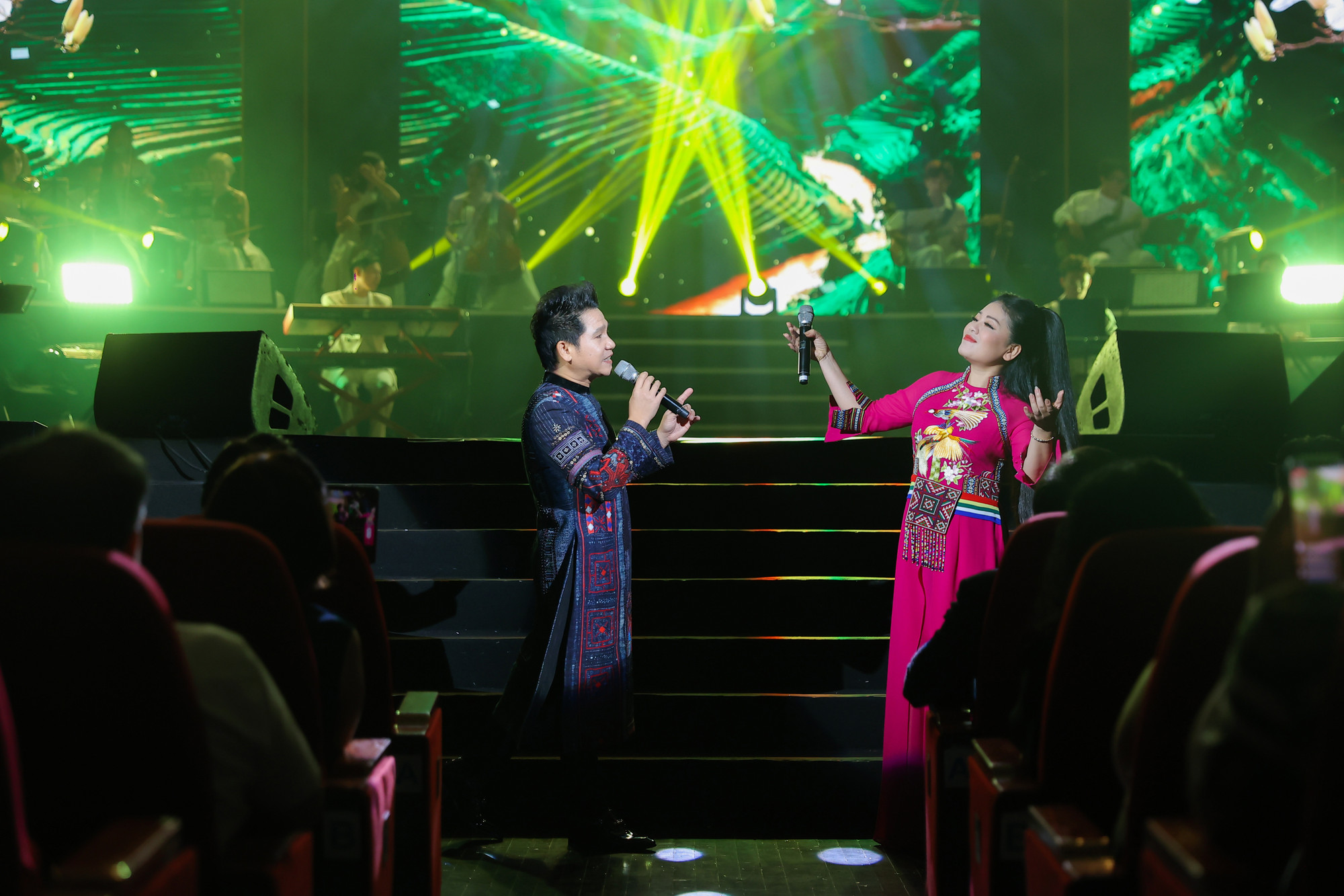 Khán giả vẫn nán lại cùng cặp song ca sau gần ba tiếng đồng hồ thưởng thức âm nhạc. Ảnh: BTC Khán giả vẫn nán lại cùng cặp song ca sau gần ba tiếng đồng hồ thưởng thức âm nhạc. Ảnh: BTC