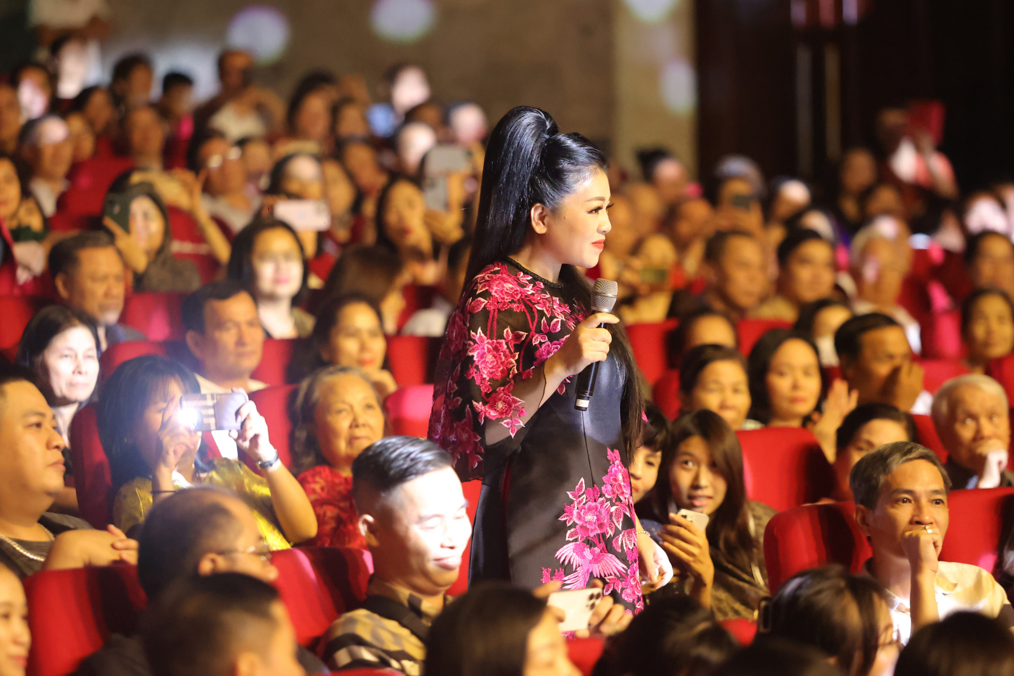 Phong cách thính phòng - dân gian của Anh Thơ ảnh hưởng lớn tới thế hệ ca sĩ sau này. Ảnh: BTC Phong cách thính phòng - dân gian của Anh Thơ ảnh hưởng lớn tới thế hệ ca sĩ sau này. Ảnh: BTC