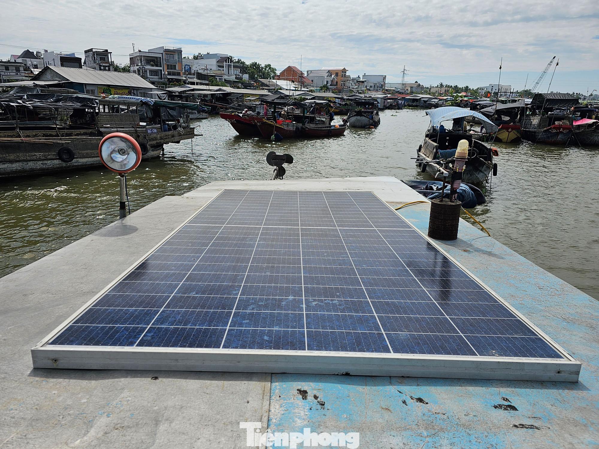 Tấn pin năng lượng được vợ chồng ông Phong ở chợ nổi Cái Răng lắp trên mui ghe để tạo ra điện thắp sáng. Ảnh: Hòa Hội. Tấn pin năng lượng được vợ chồng ông Phong ở chợ nổi Cái Răng lắp trên mui ghe để tạo ra điện thắp sáng. Ảnh: Hòa Hội.