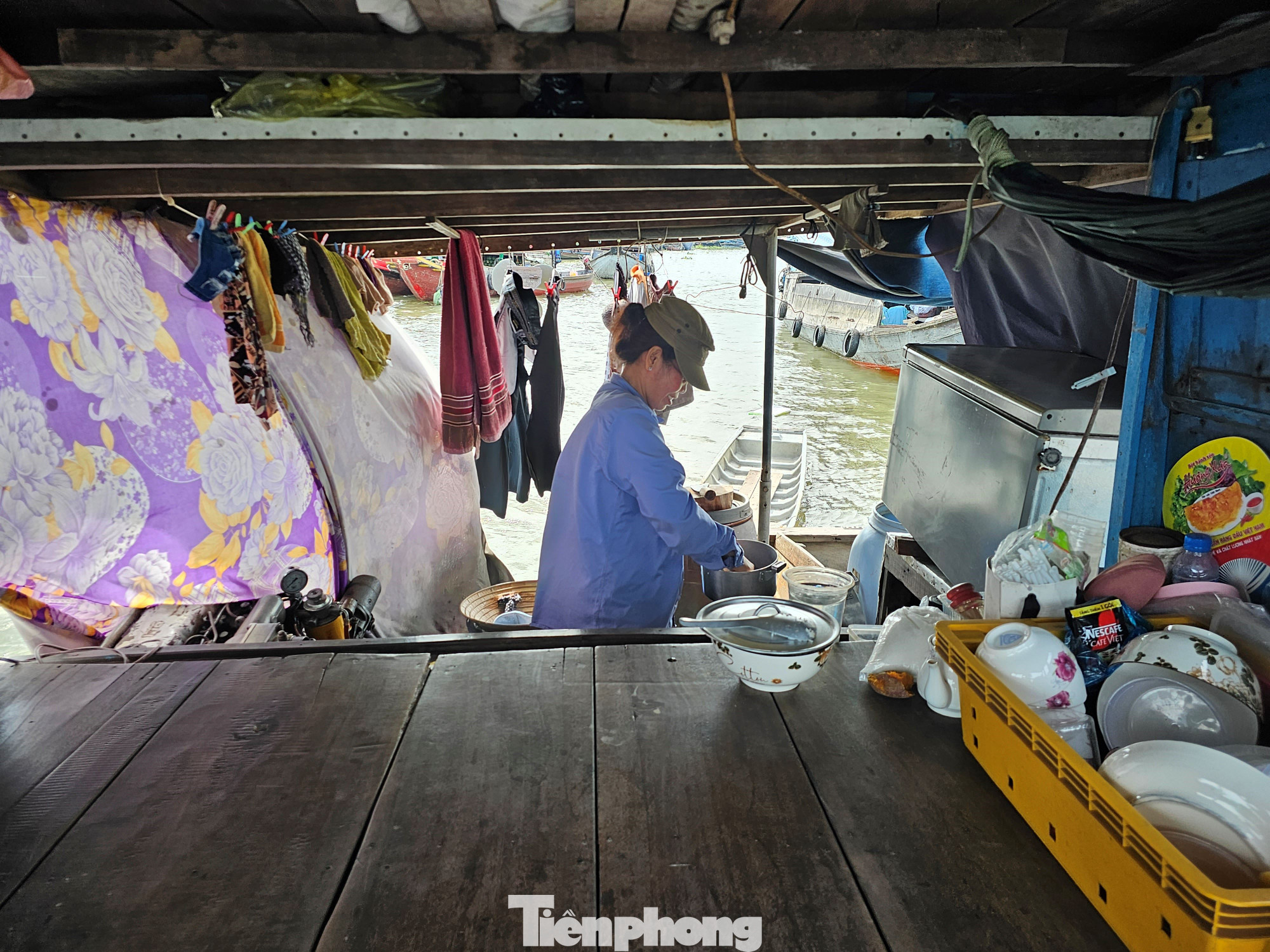 Bà Trần Thúy Kiều chuẩn bị cơm cho gia đình tại chợ nổi Cái Răng. Ảnh: Hòa Hội. Bà Trần Thúy Kiều chuẩn bị cơm cho gia đình tại chợ nổi Cái Răng. Ảnh: Hòa Hội.