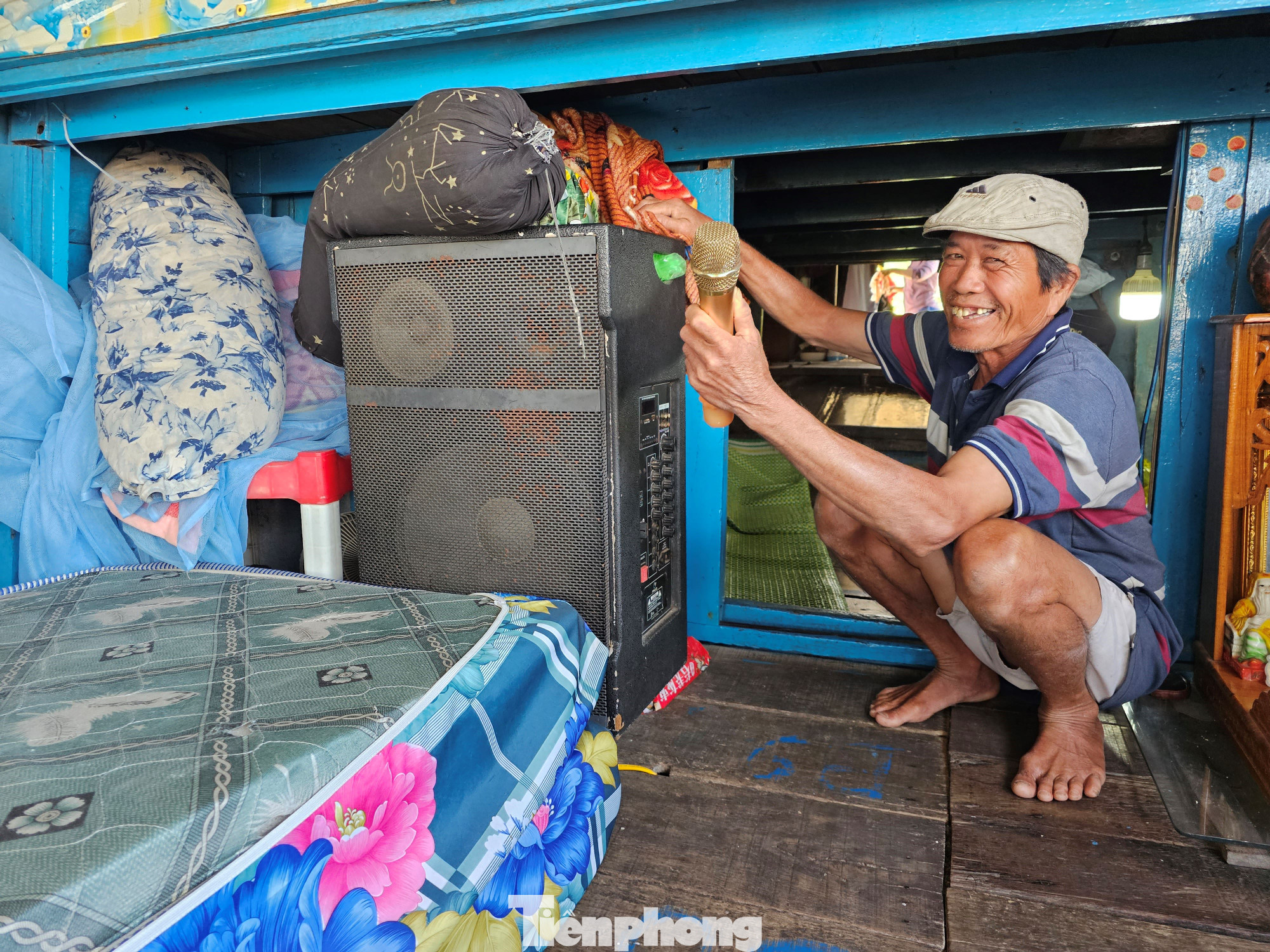Ông Hồ Văn Dân thử micro để hát karaoke. Ảnh: Hòa Hội. Ông Hồ Văn Dân thử micro để hát karaoke. Ảnh: Hòa Hội.