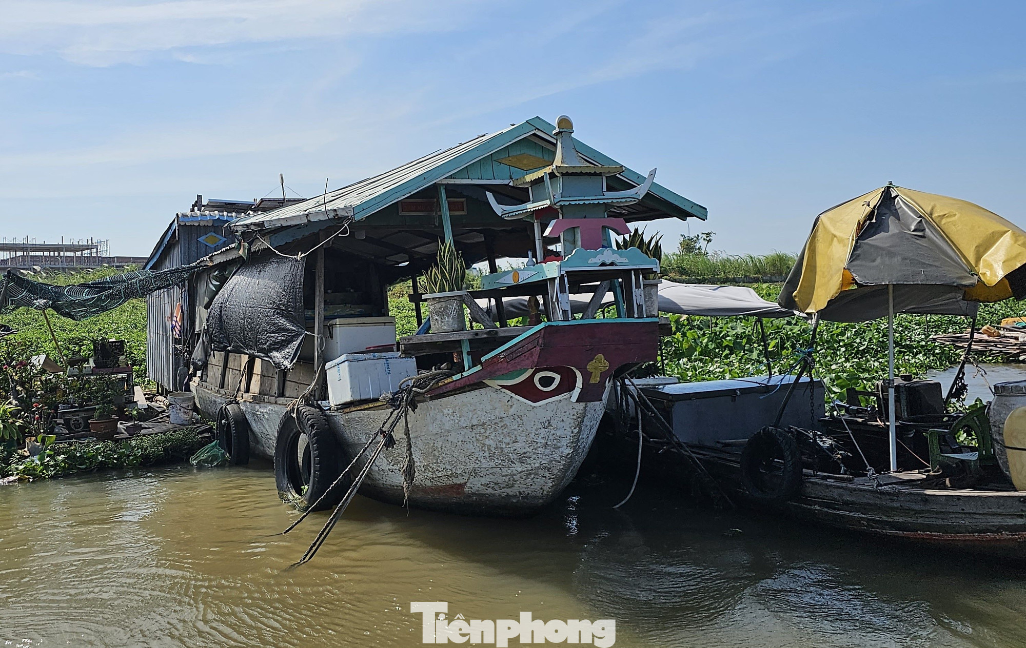 Chiếc ghe dùng làm nhà ở được ông Dân lắp pin năng lượng mặt trời. Ảnh: Hòa Hội. Chiếc ghe dùng làm nhà ở được ông Dân lắp pin năng lượng mặt trời. Ảnh: Hòa Hội.